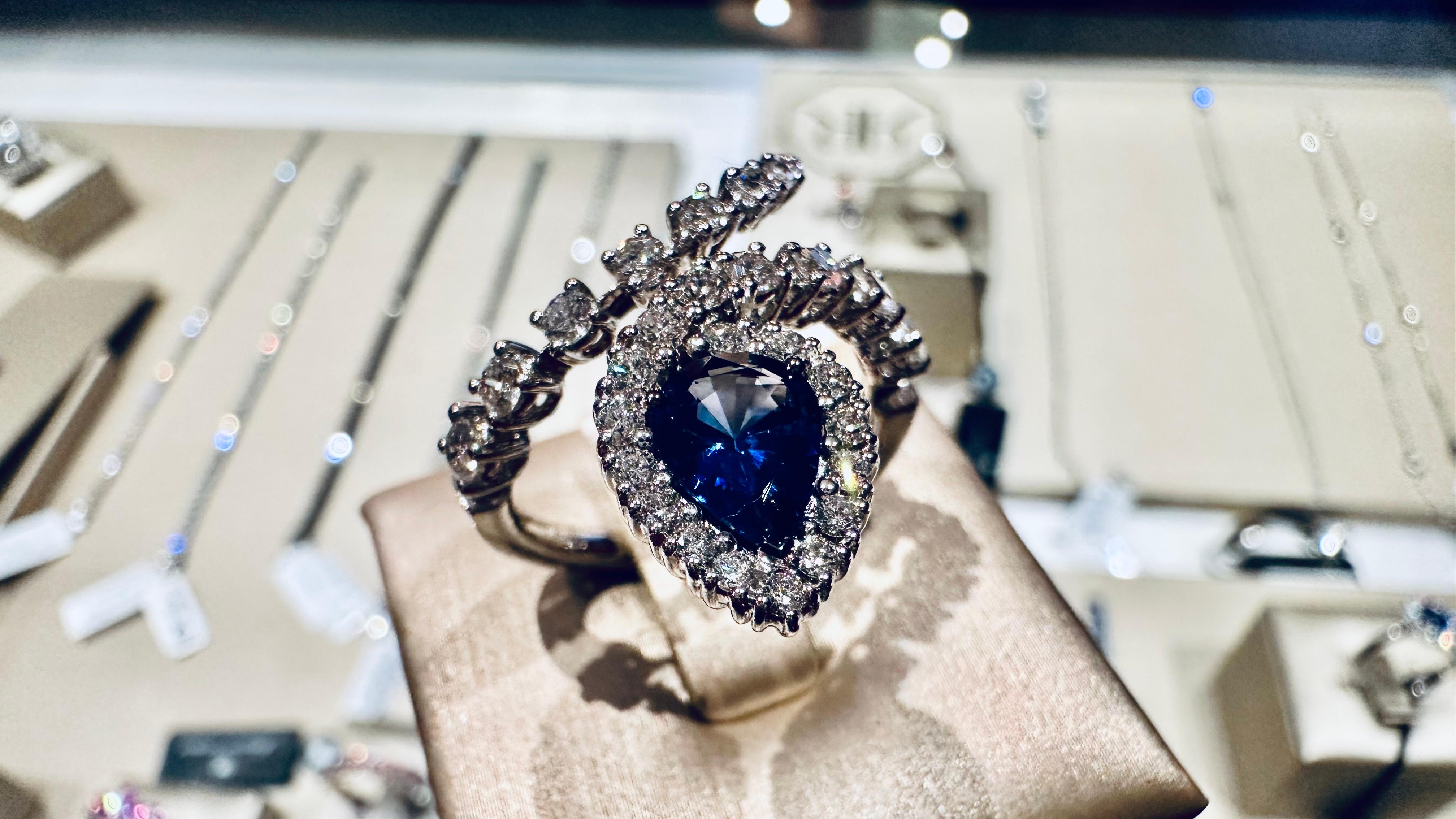 Bague serpent en or blanc 18kt avec saphir bleu 0.95 et diamants 0.89 en vente 3