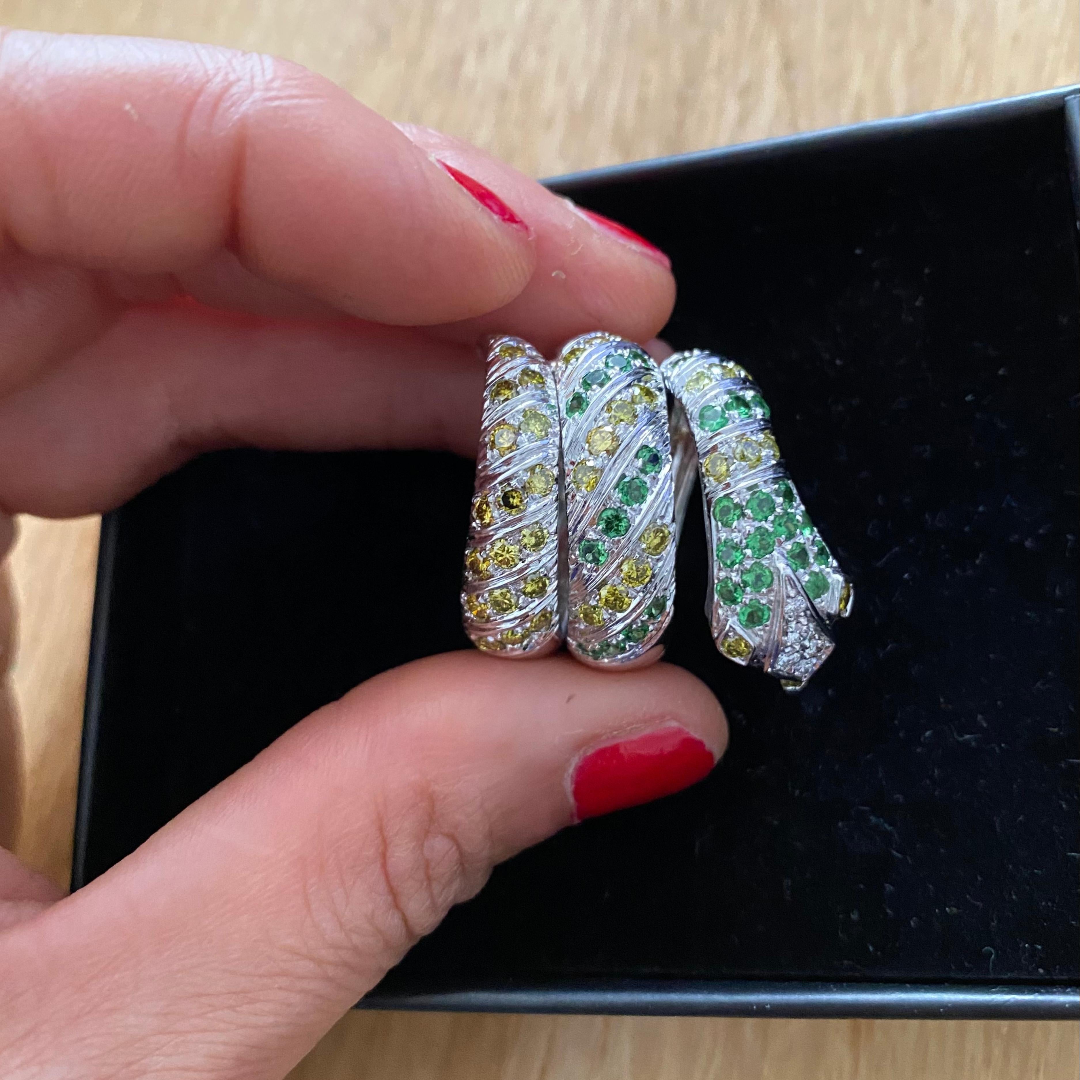 Donna Anello Serpente Oro Bianco 18 Kt  Brillanti Zaffiri e Smeraldi in vendita