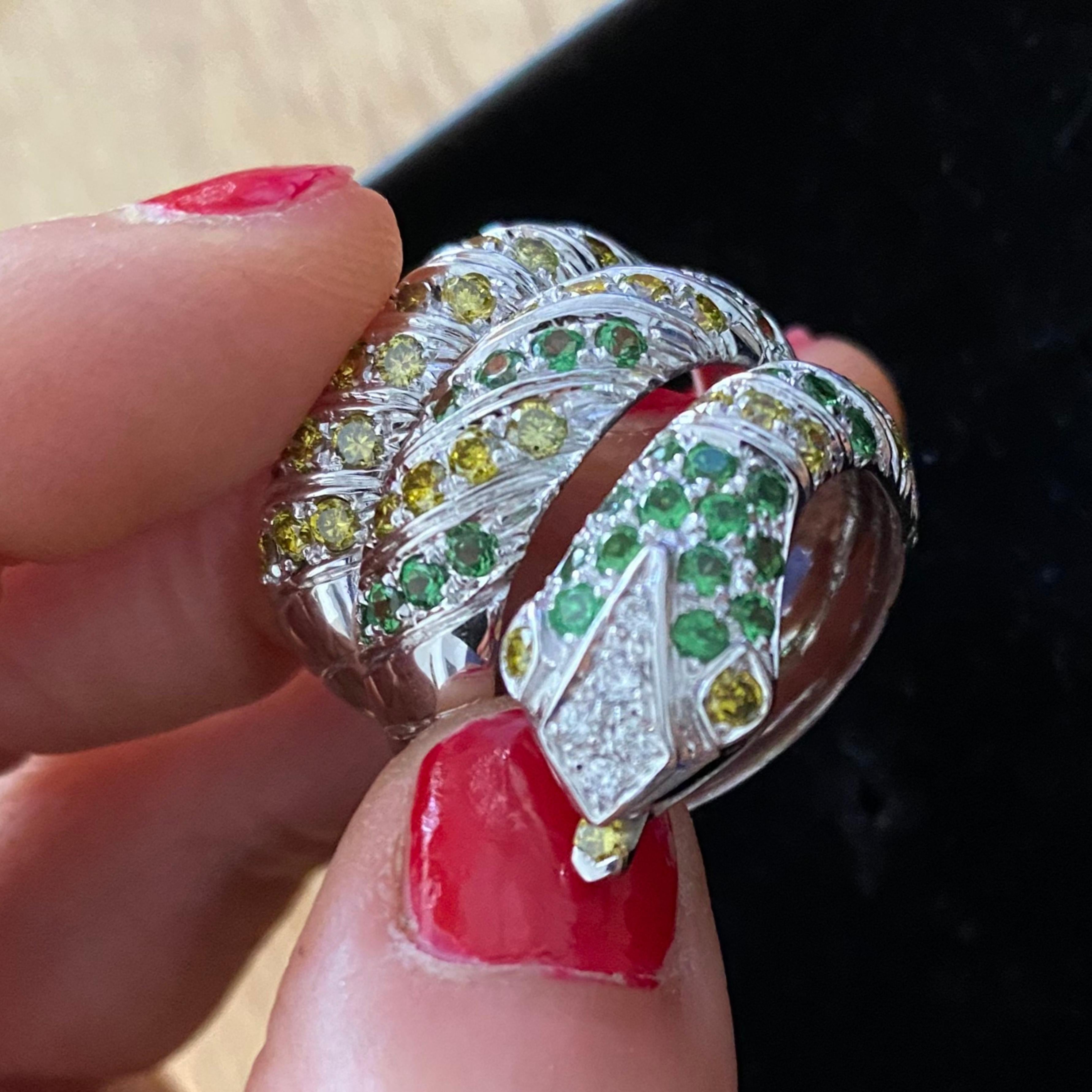 Anello Serpente Oro Bianco 18 Kt  Brillanti Zaffiri e Smeraldi in vendita 1