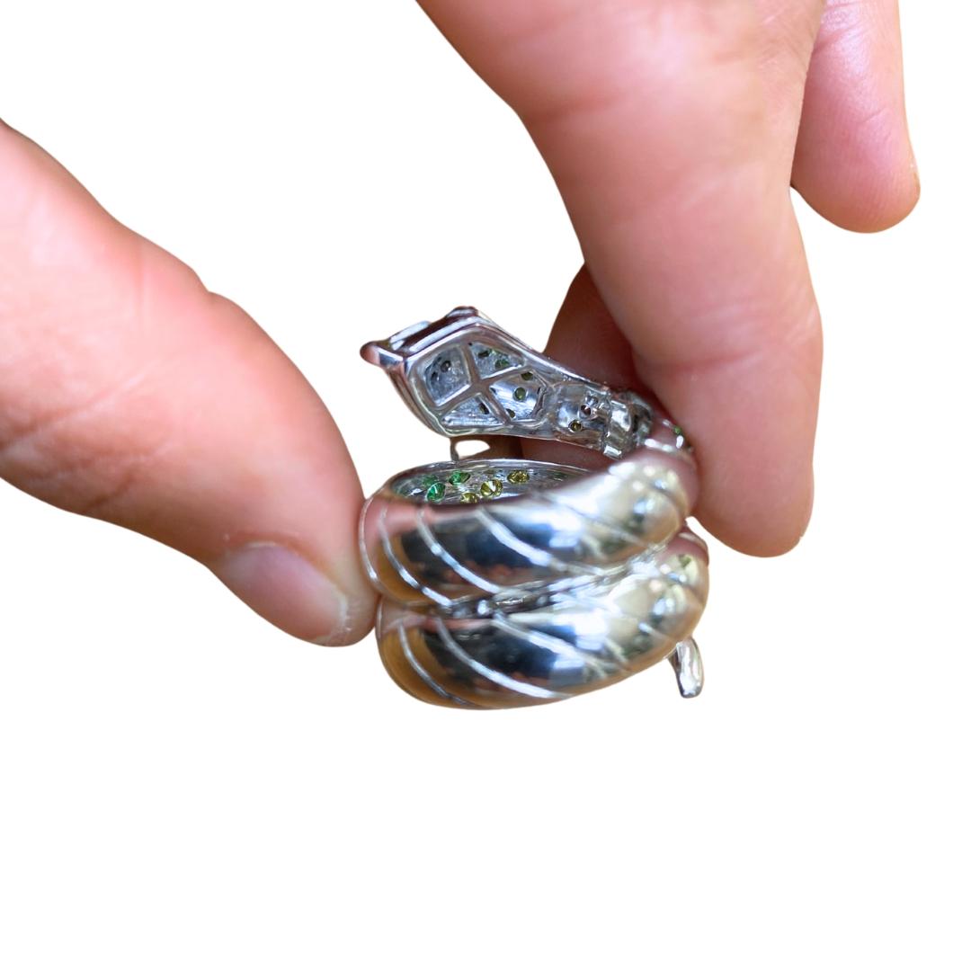Taglio brillante Anello Serpente Oro Bianco 18 Kt  Brillanti Zaffiri e Smeraldi in vendita