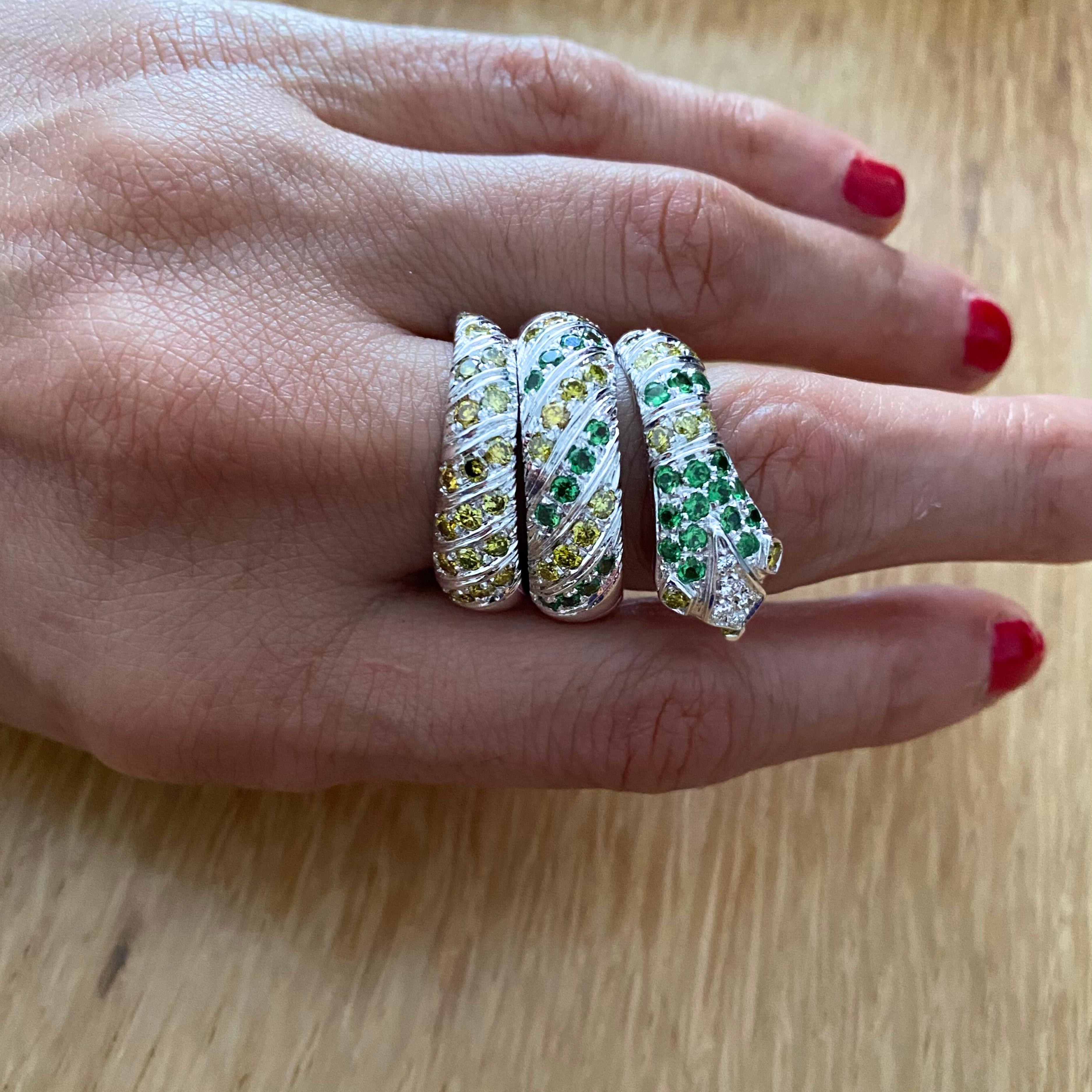 Anello Serpente Oro Bianco 18 Kt  Brillanti Zaffiri e Smeraldi In condizioni ottime in vendita a Roma, RM