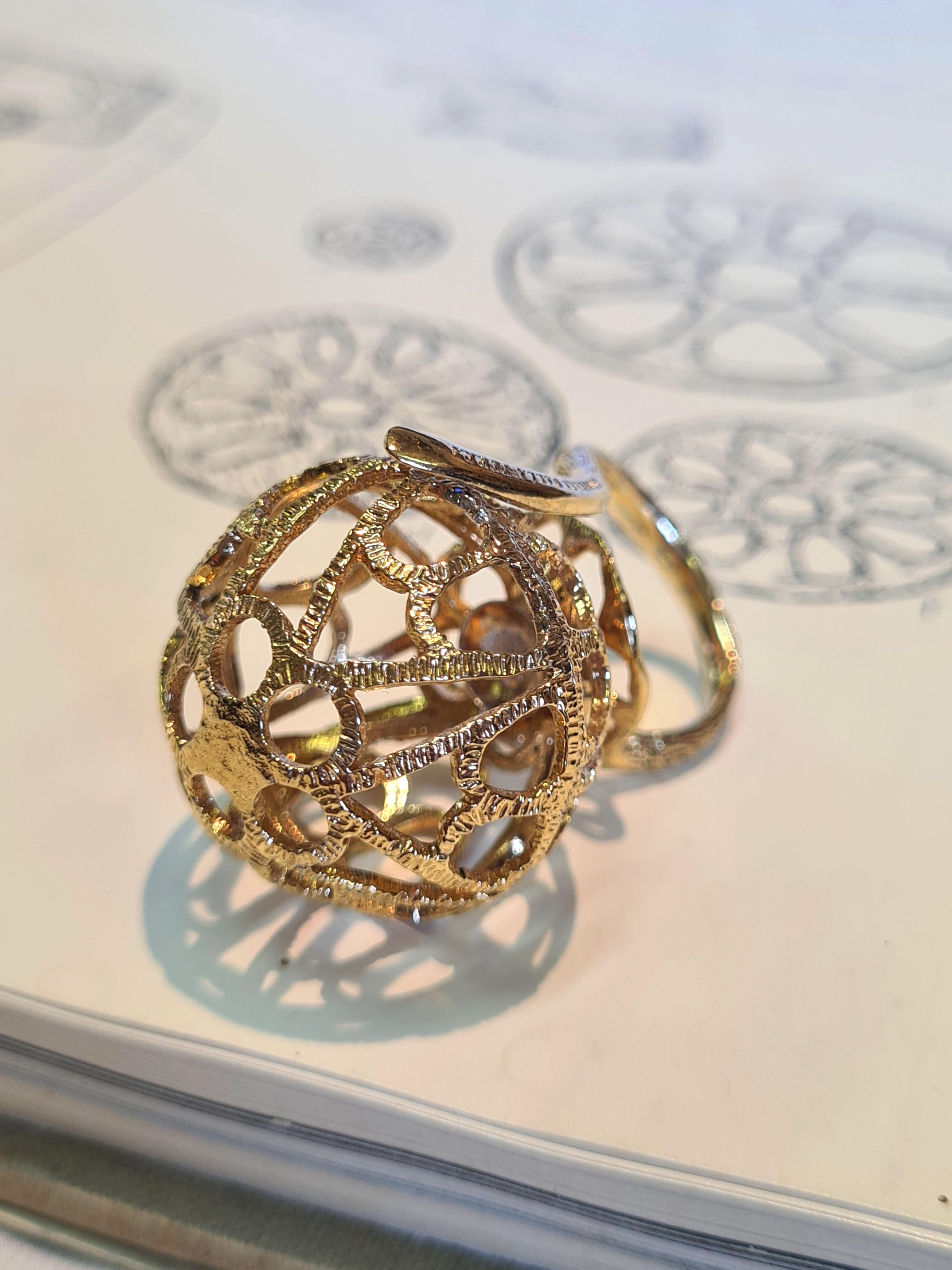 Anello Sfera Disco Traforato preistorico creato a mano con l'antica tecnica della cera persa (o microfusione) in Argento 925 placcato in Oro 24 carati.
Quest'anello fa parte della collezione ispirata ad un piccolo Disto Traforato rinvenuto nel sito