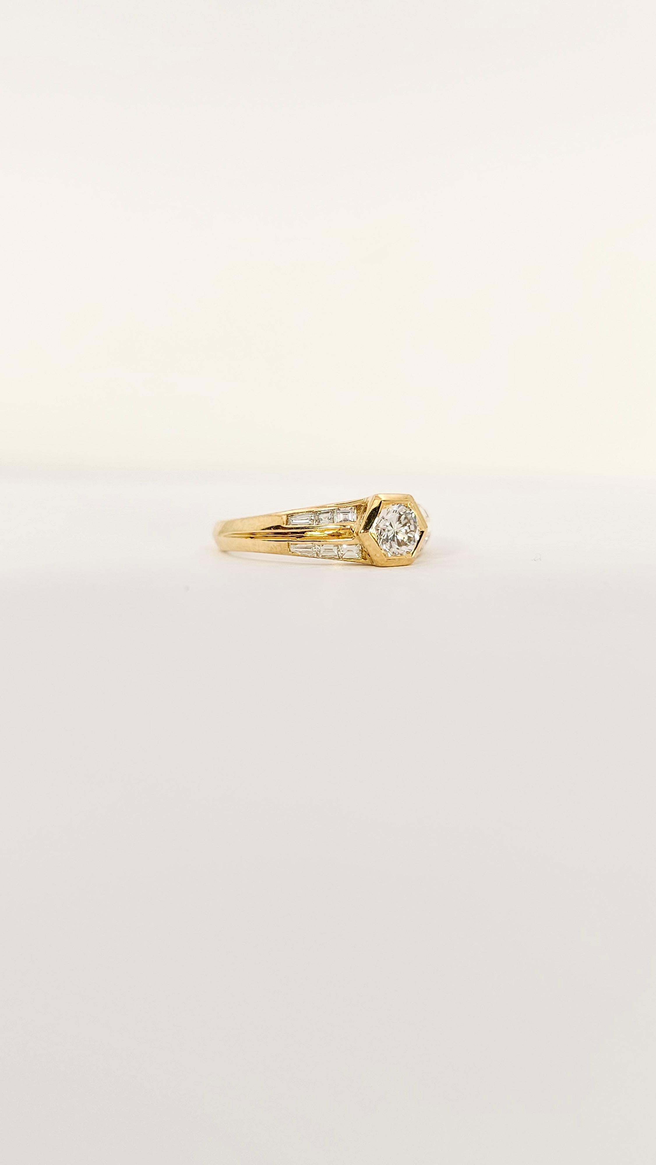 A 1970s-era engagement ring made of 18kt yellow gold .
The central, brilliant-cut Diamond is set on a hexagonal shape. It has a weight of 0.44 carat, the color is G and the purity grade is VVS.
Set on the band are 12 scaled diamonds. Of these 8 are