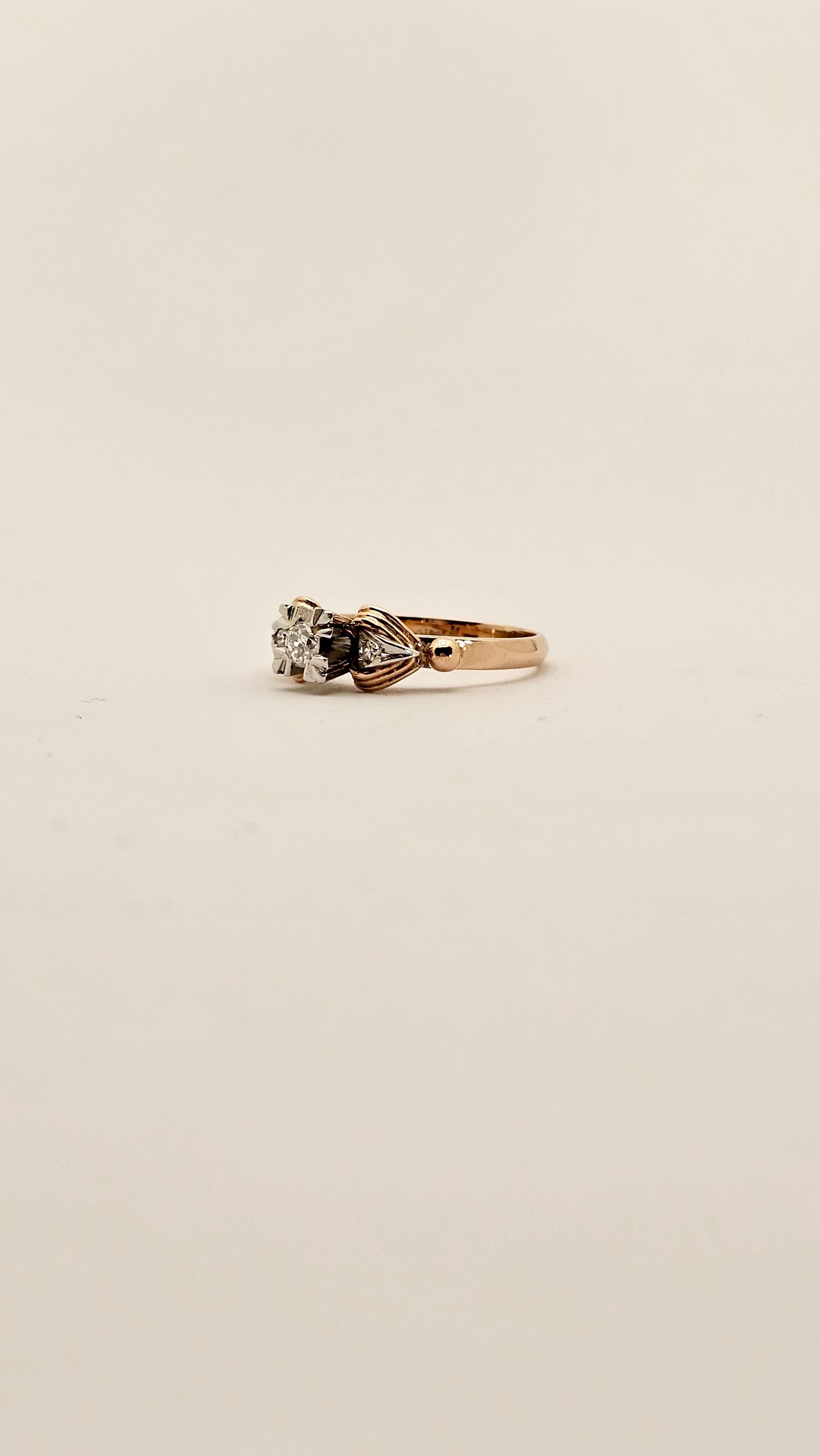 Un anello anni '20 dal tipico design art decò.
Réalisé en or 18 carats, rose dans la partie inférieure et le bord, et bleu dans la partie supérieure.
Dans la partie centrale, un diamant d'un poids de 0,18 carat a été découvert. La montatura di