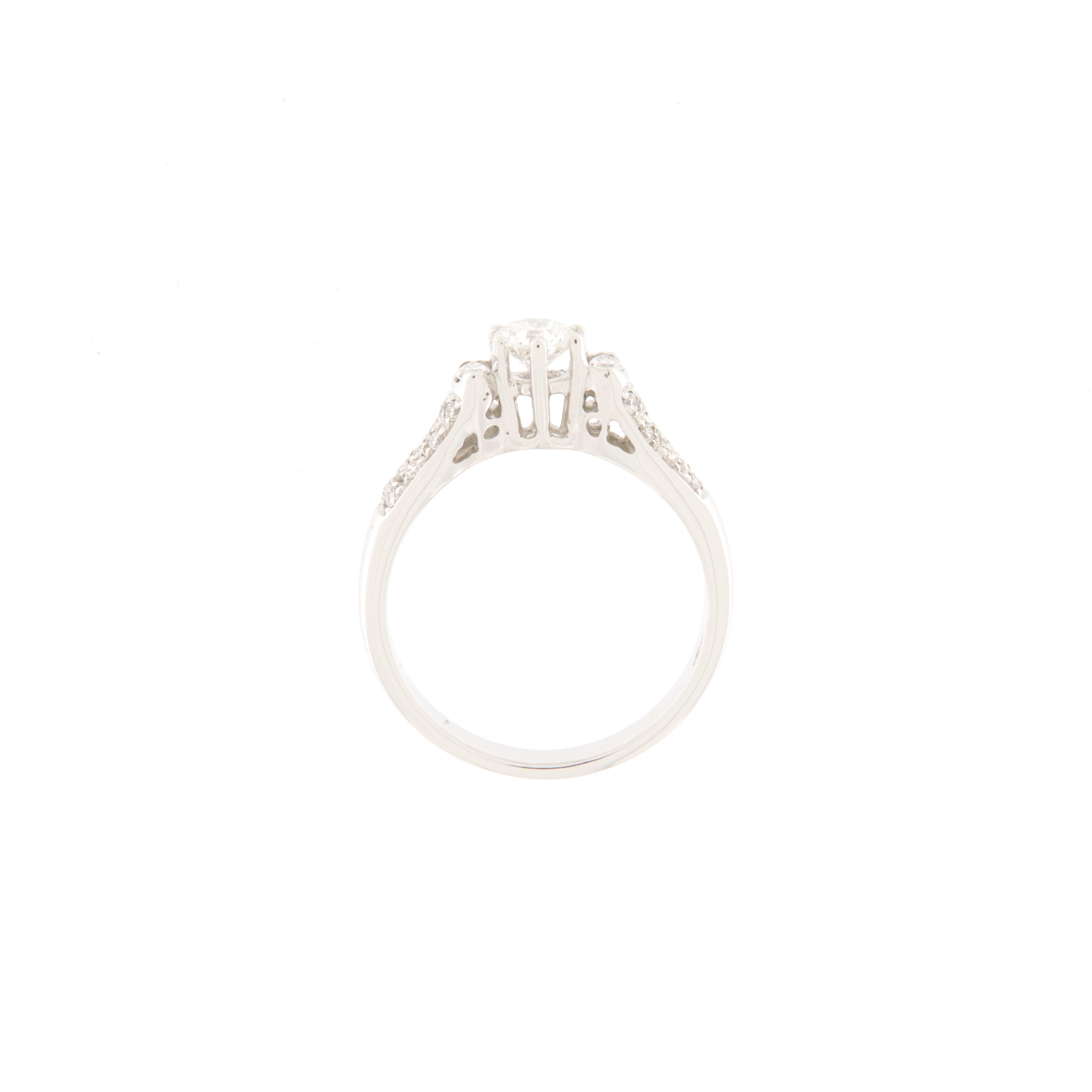 Moderne Bague solitaire en or blanc avec brillant central en vente