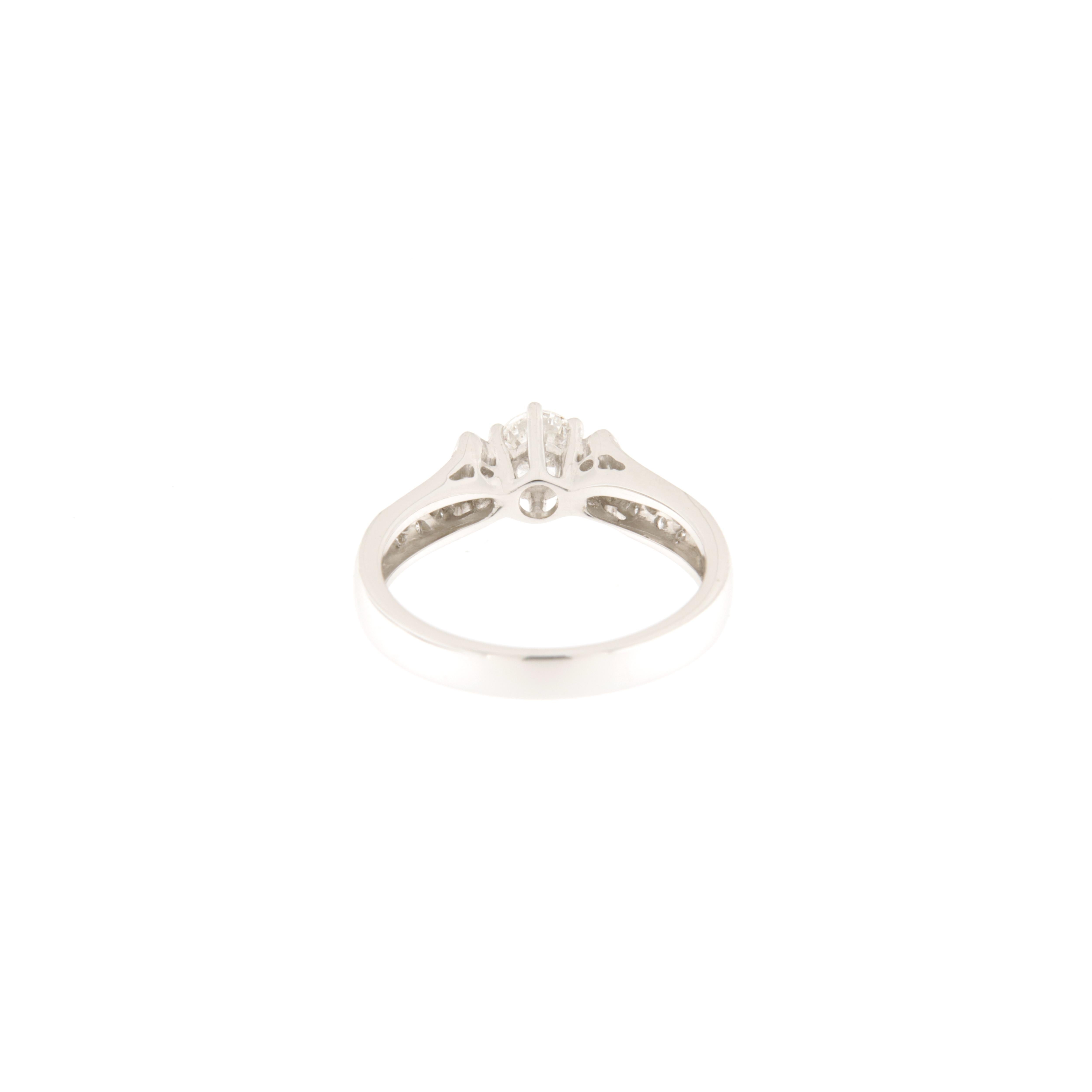 Taille brillant Bague solitaire en or blanc avec brillant central en vente