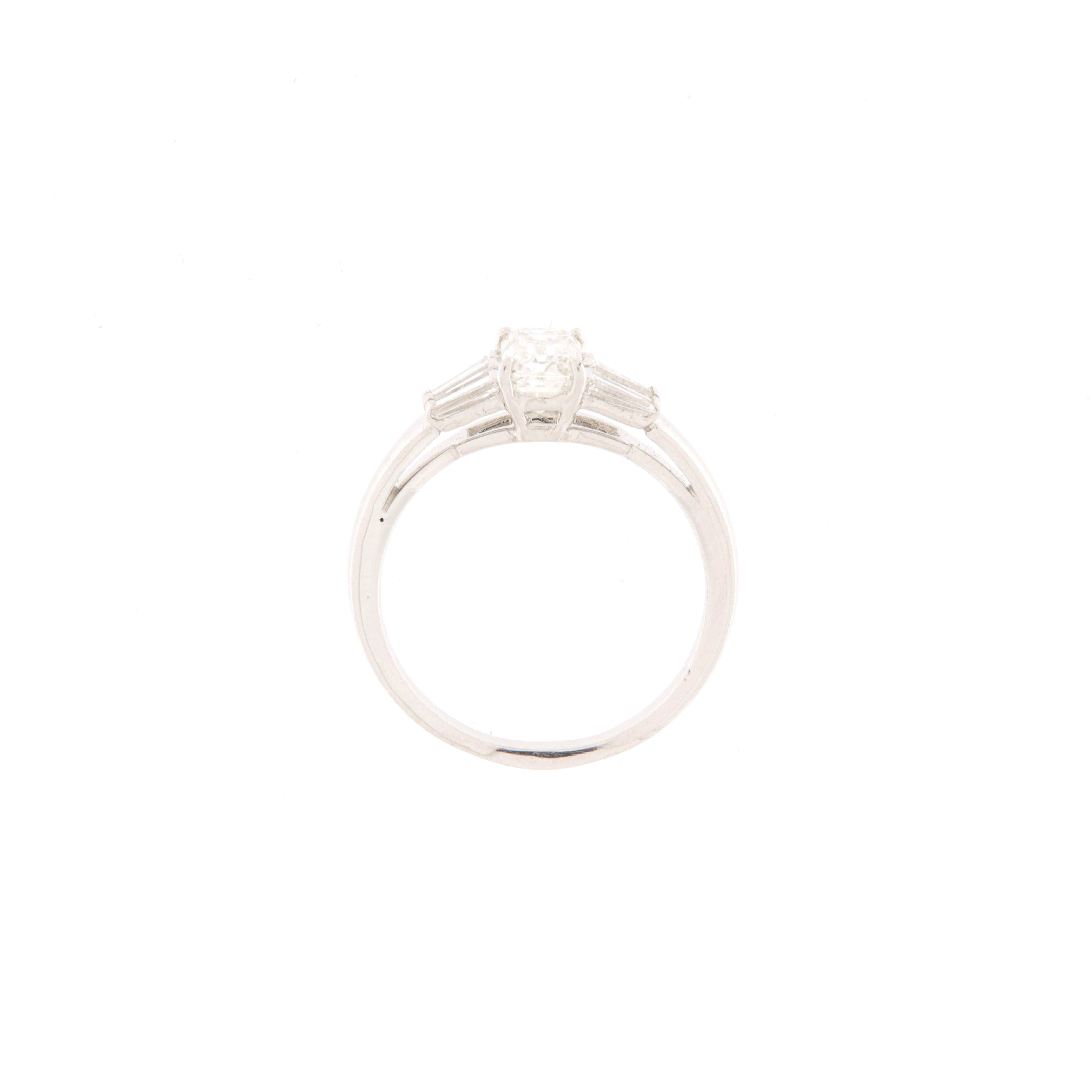 Art Déco Anello solitario in oro bianco con centrale diamante taglio smeraldo ct.0.95 in vendita