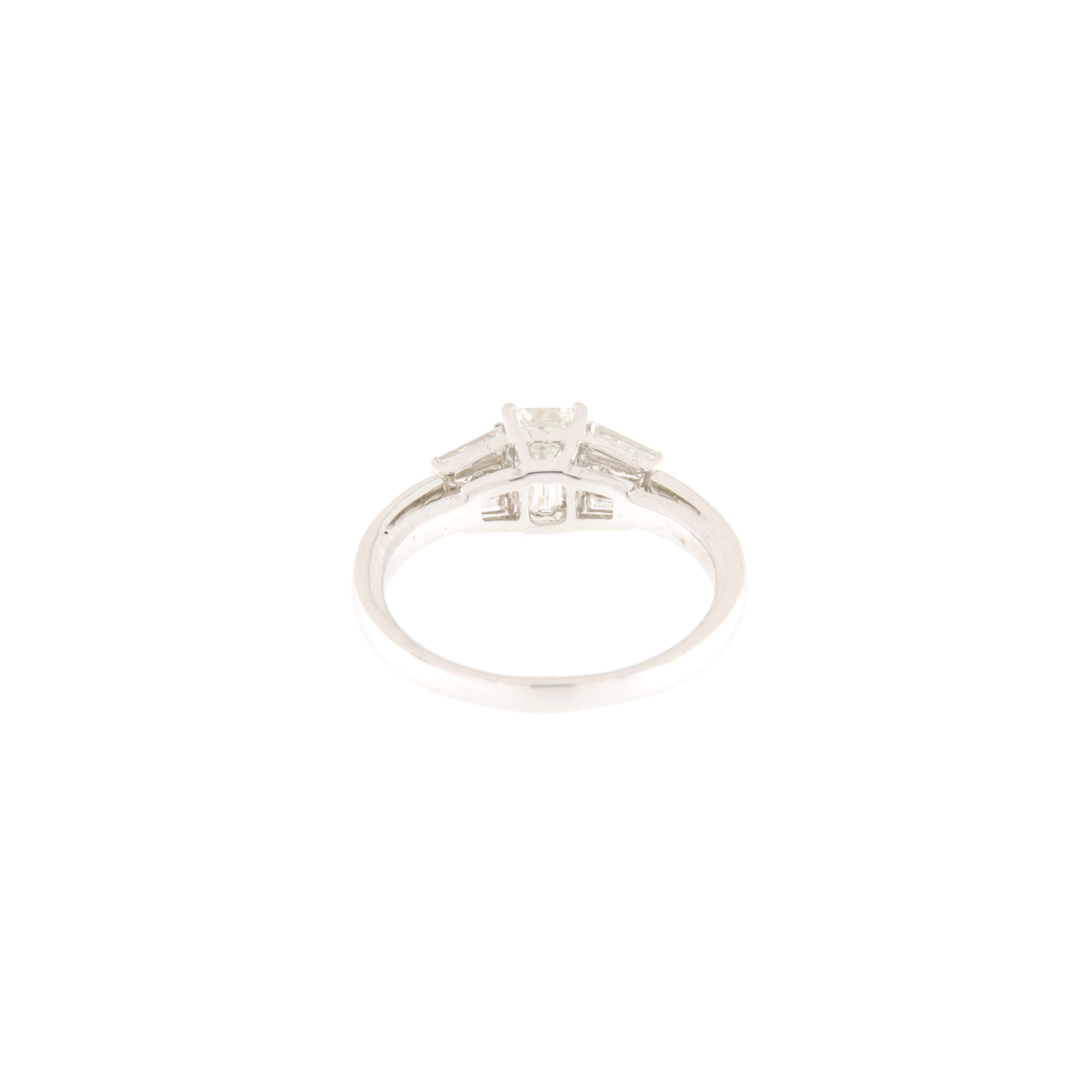 Emerald Cut Anello solitario in oro bianco con centrale diamante taglio smeraldo ct.0.95 in vendita