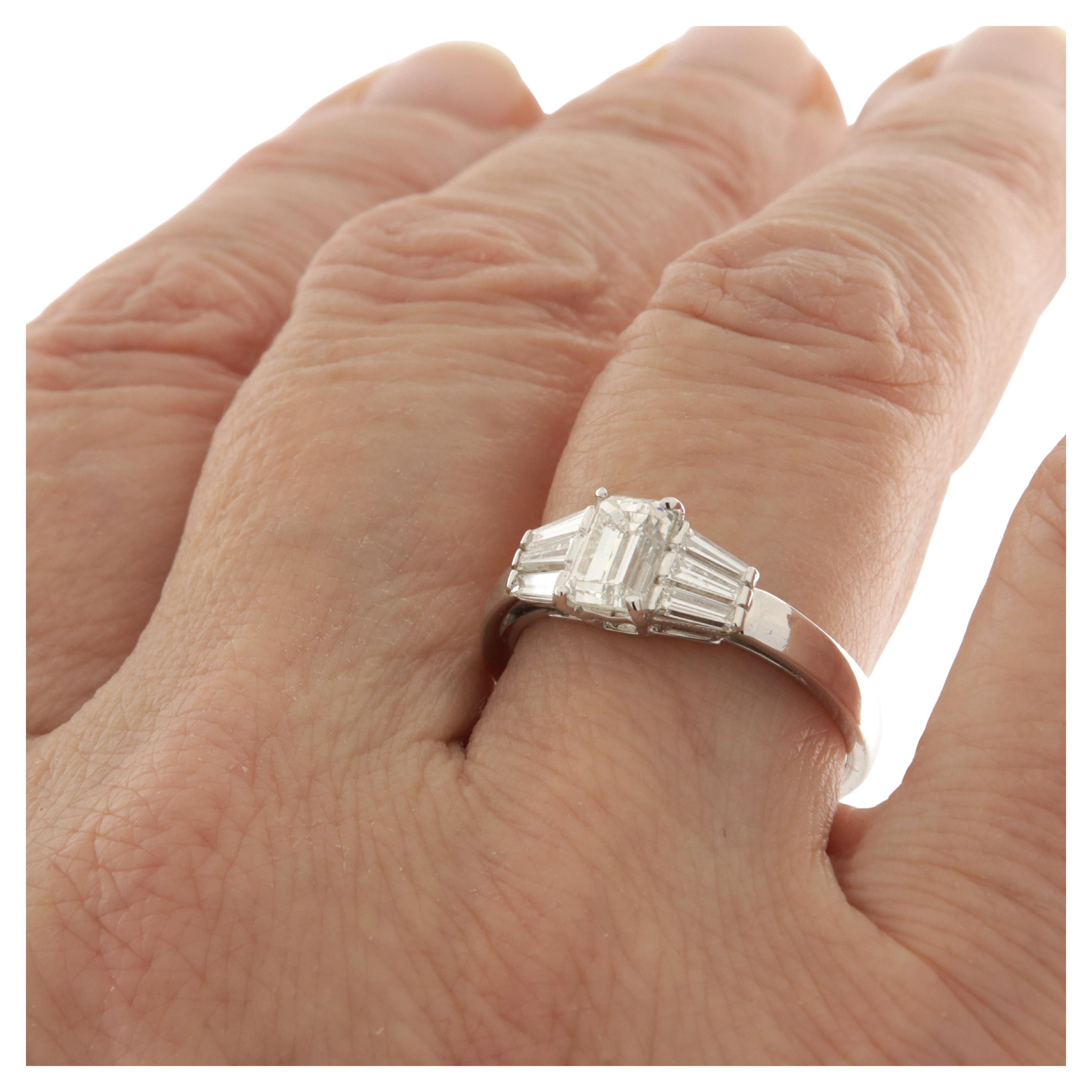 Bague solitaire en or blanc avec diamant central de taille émeraude ct.0.95