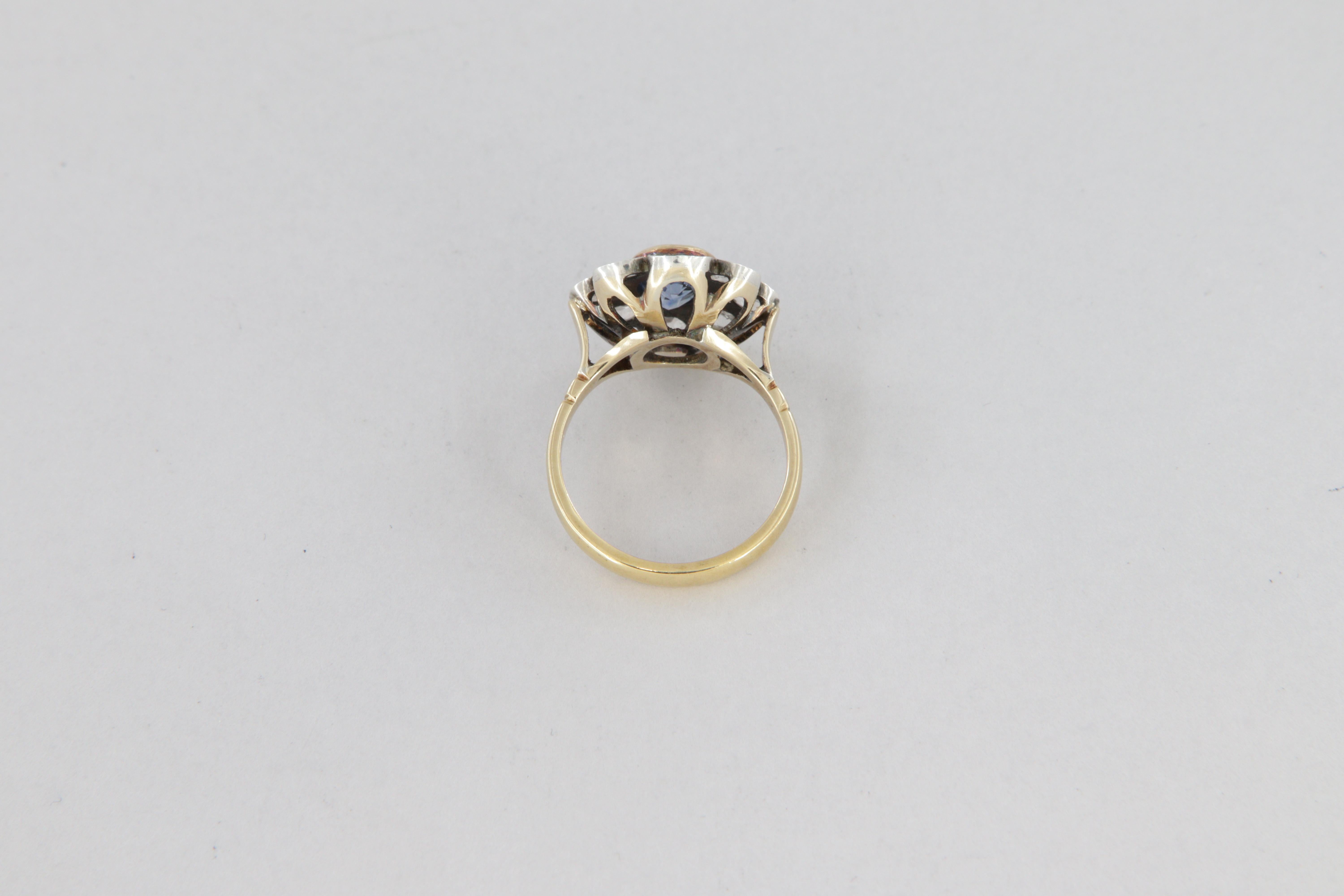Bague de style antique en or et argent avec diamants et saphir ovale ct. 1.37 en vente 5