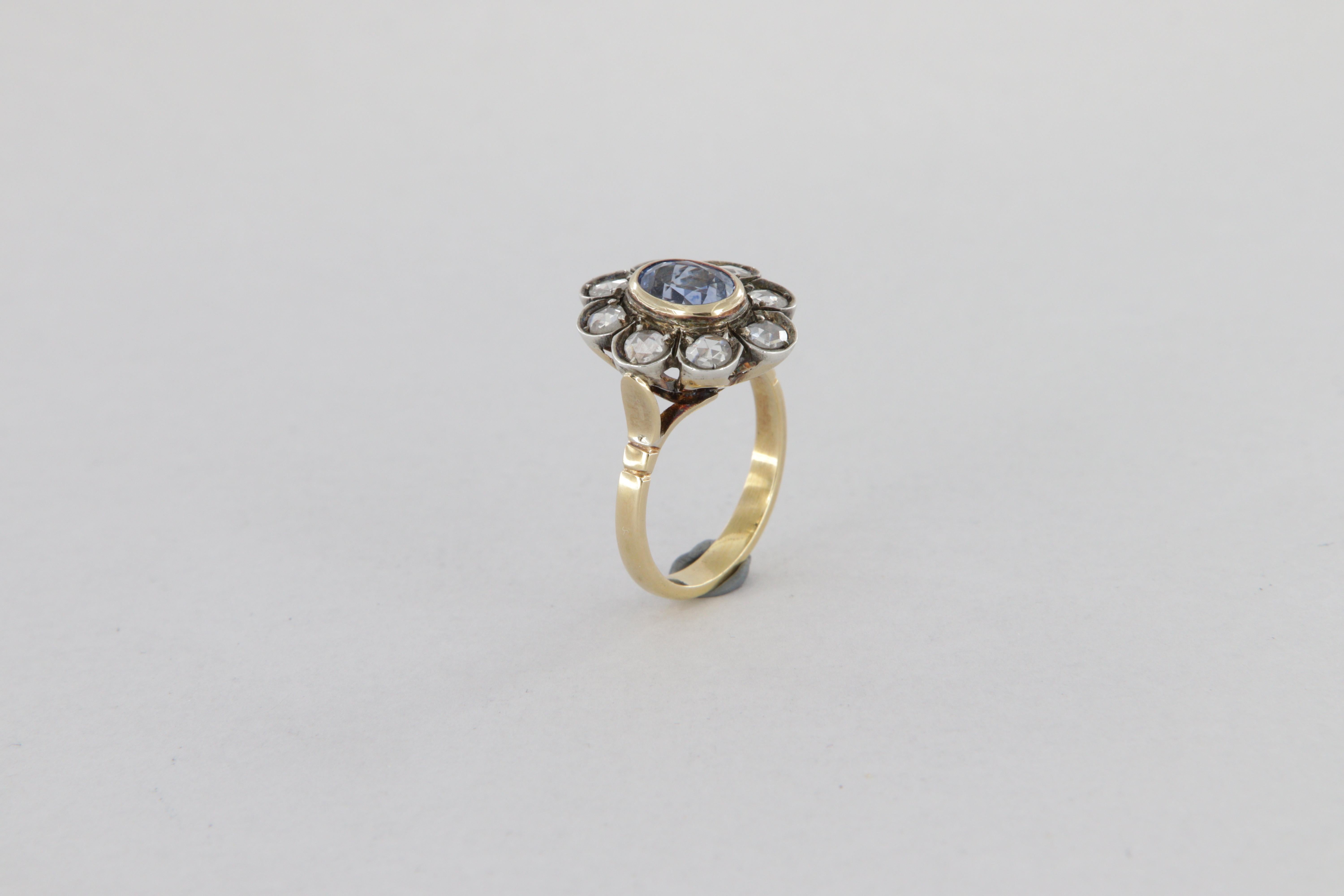 Bague de style antique en or et argent avec diamants et saphir ovale ct. 1.37 en vente 7
