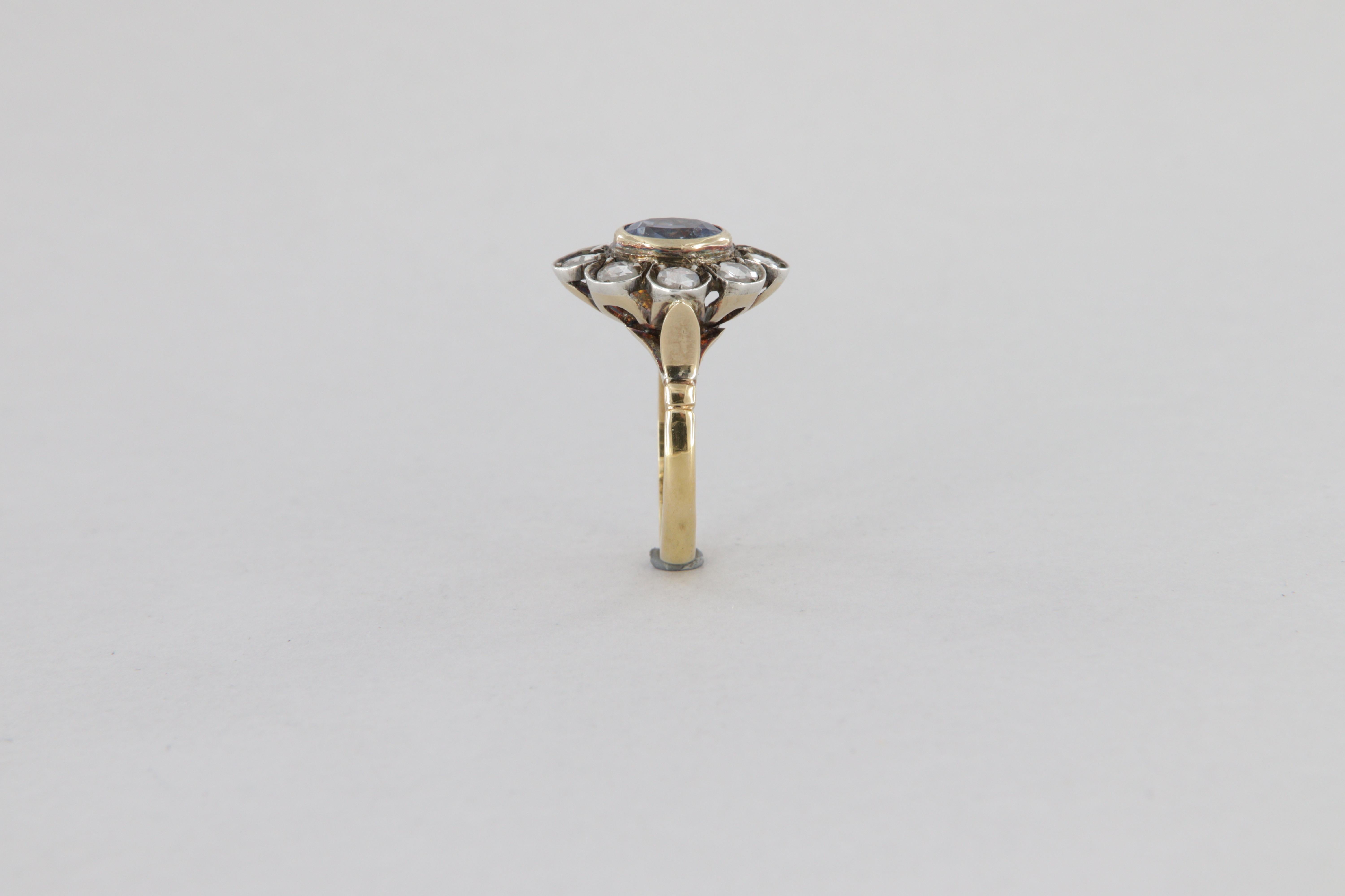 Bague de style antique en or et argent avec diamants et saphir ovale ct. 1.37 en vente 9
