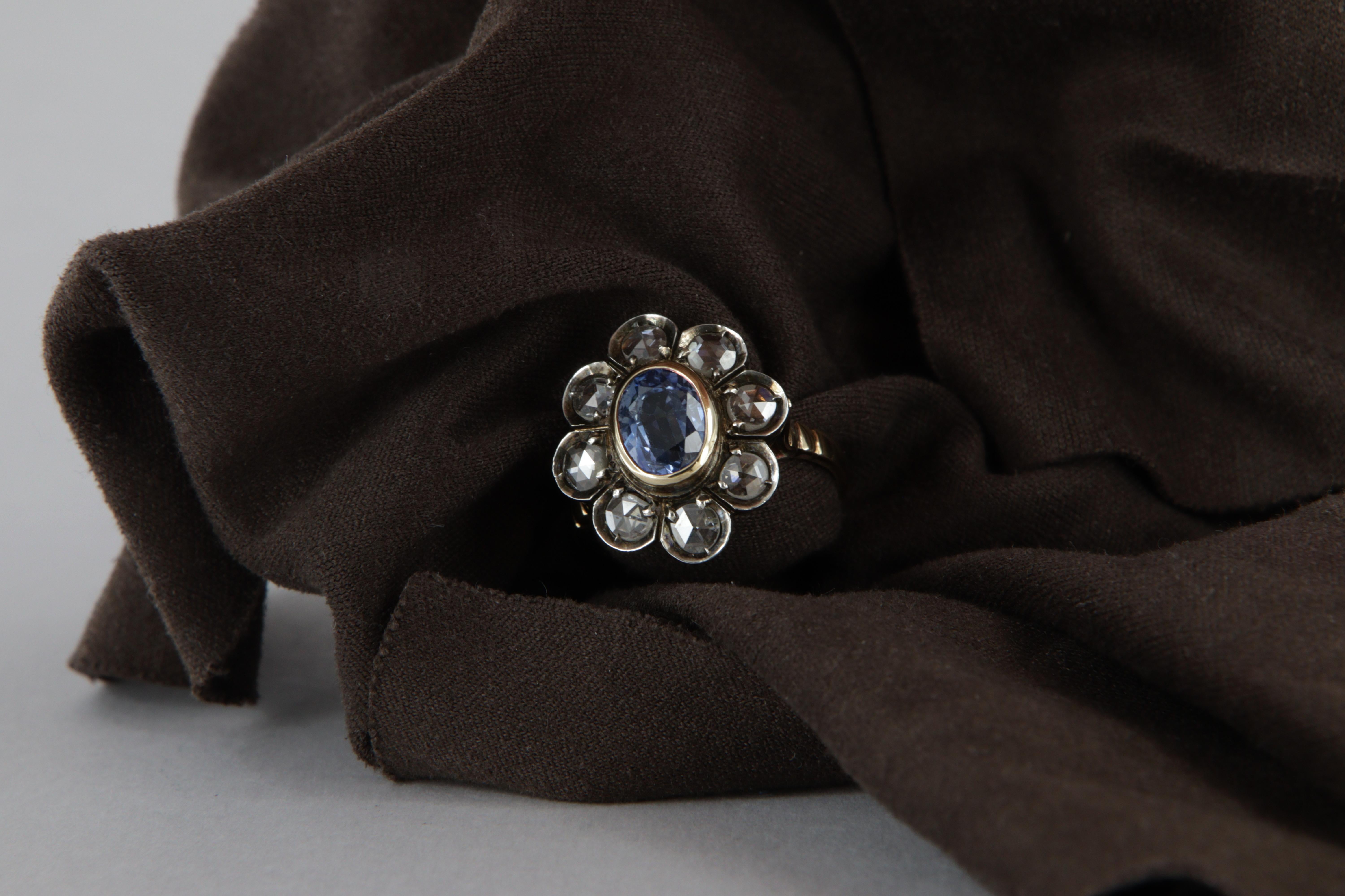 Bague de style antique en or et argent avec diamants et saphir ovale ct. 1.37 en vente 10