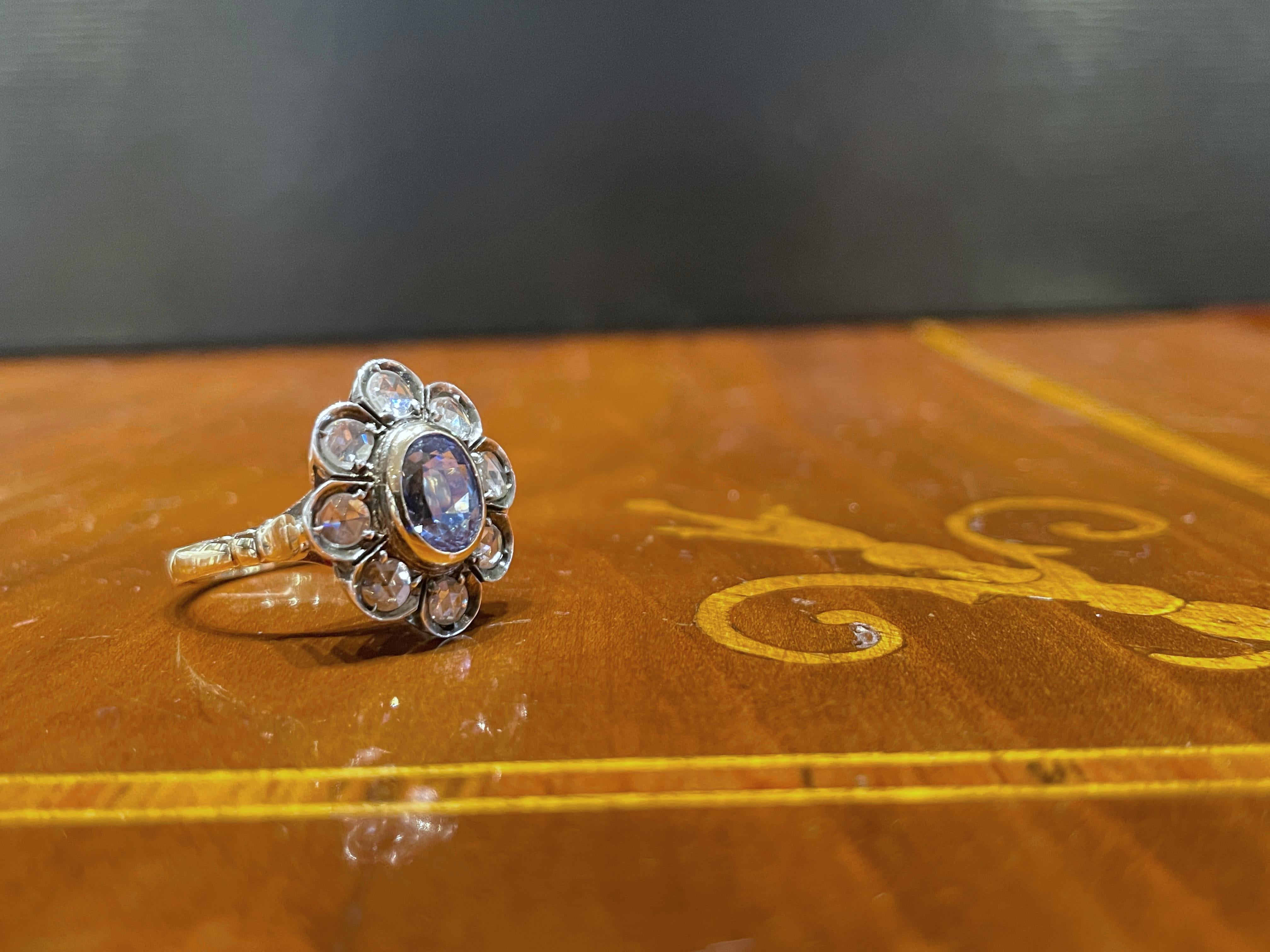 Bague de style antique en or et argent avec diamants et saphir ovale ct. 1.37 en vente 12