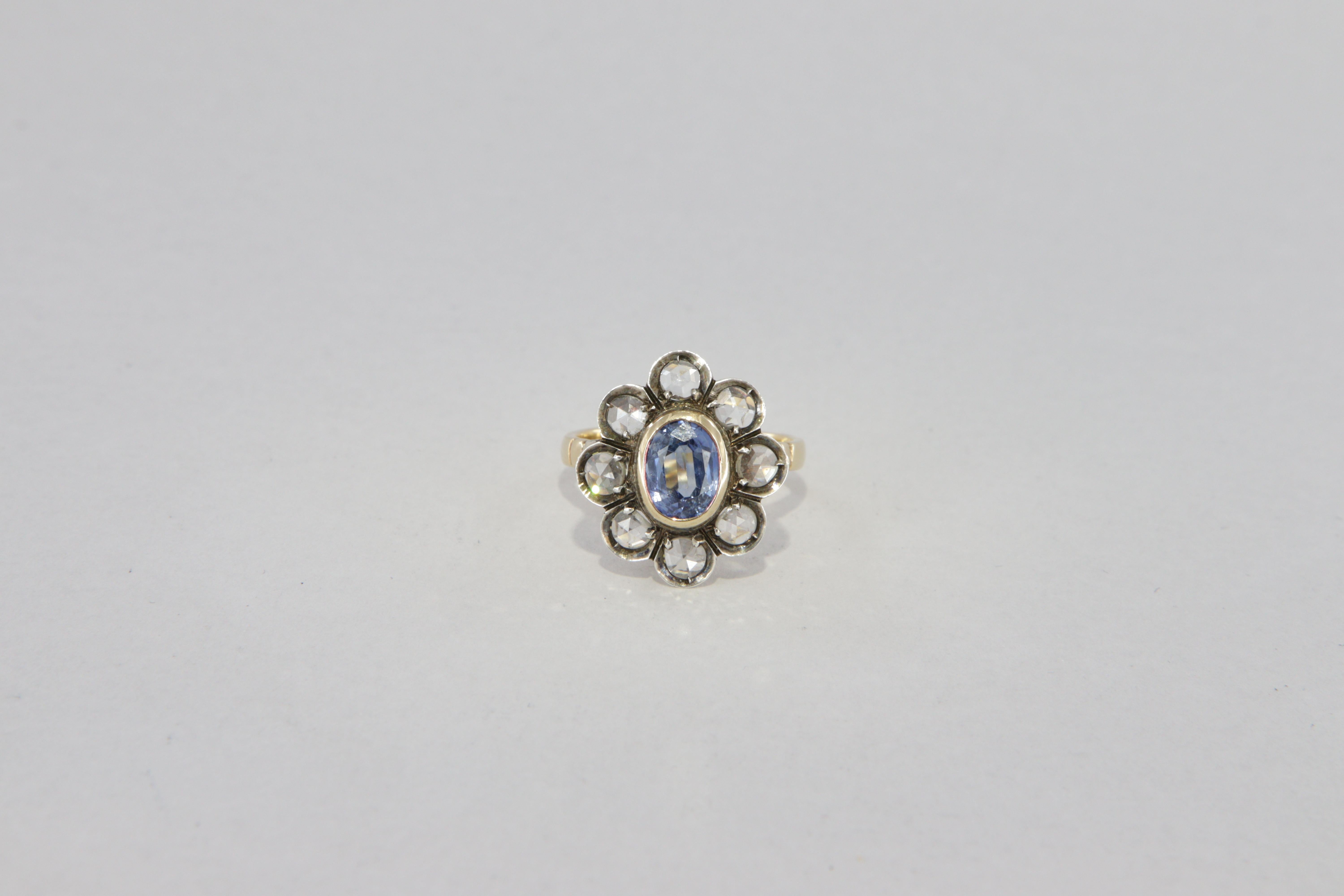 Bague de style antique en or et argent avec diamants ct 1.20 et saphir ct 1.37

Cette bague de style antique est en or 18 carats et en argent 925. Au centre se trouve un saphir de Ceylan de taille ovale entouré de 8 diamants de taille rose de pureté