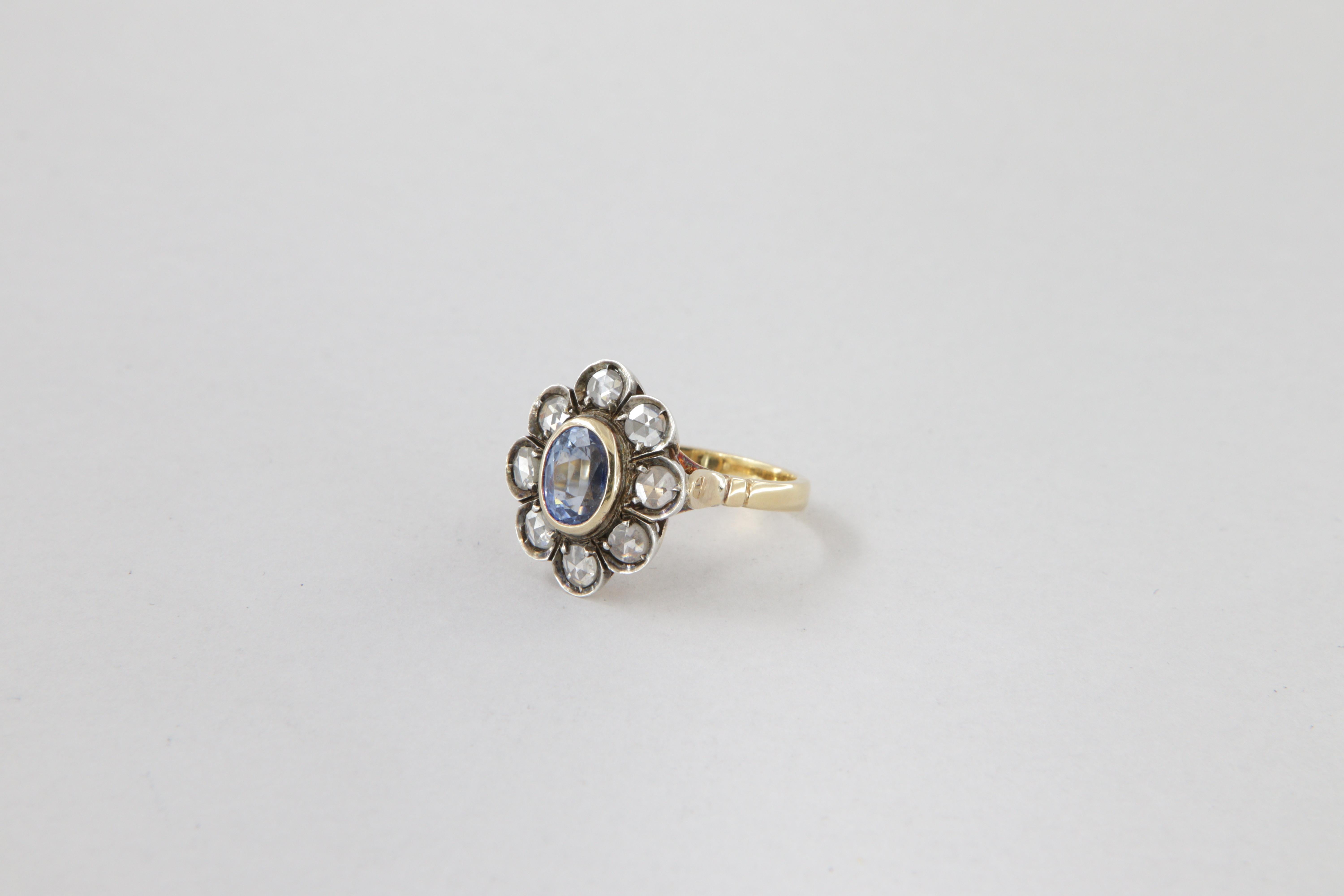Oval Cut Bague de style antique en or et argent avec diamants et saphir ovale ct. 1.37 en vente