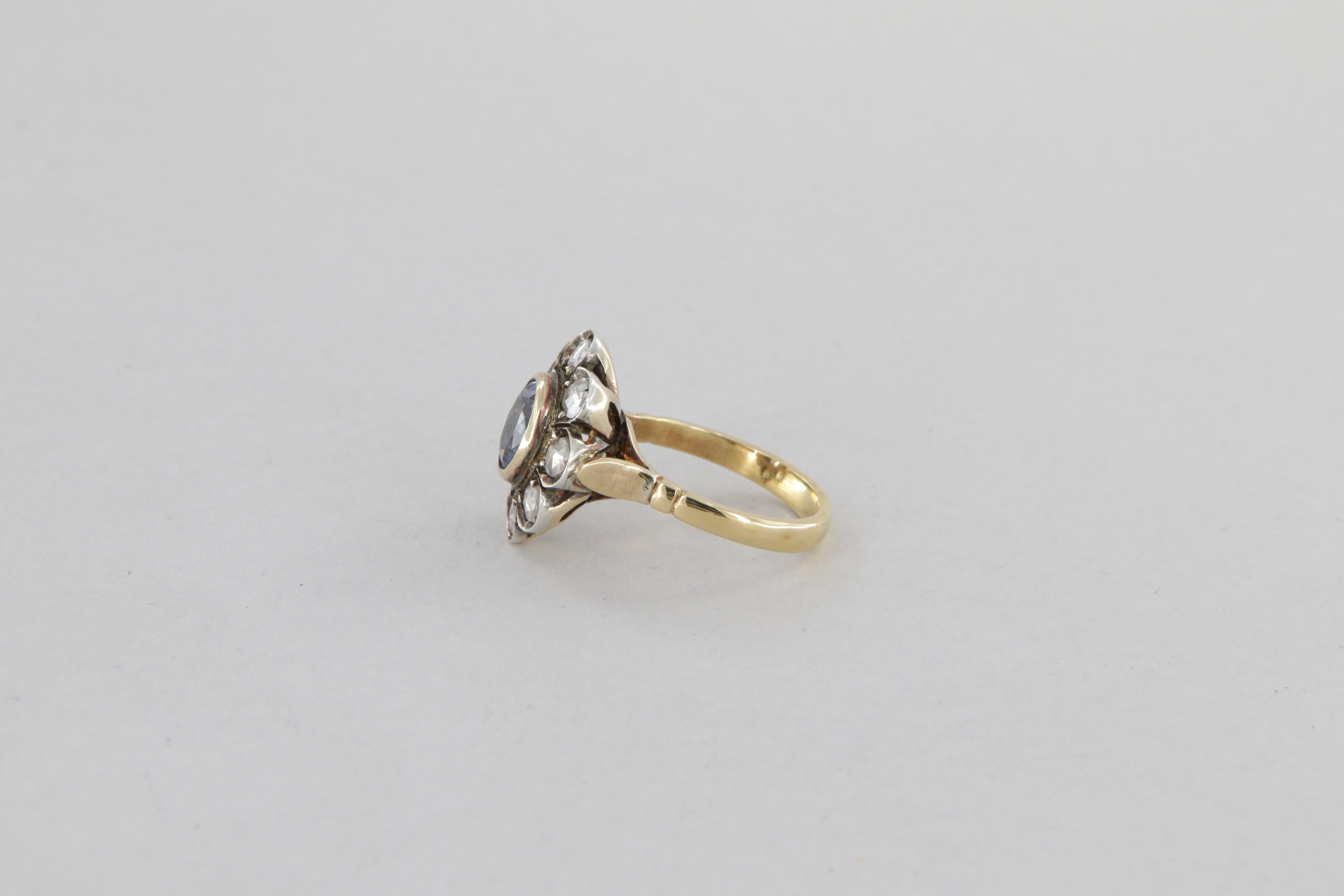 Bague de style antique en or et argent avec diamants et saphir ovale ct. 1.37 Neuf - En vente à Perugia, IT
