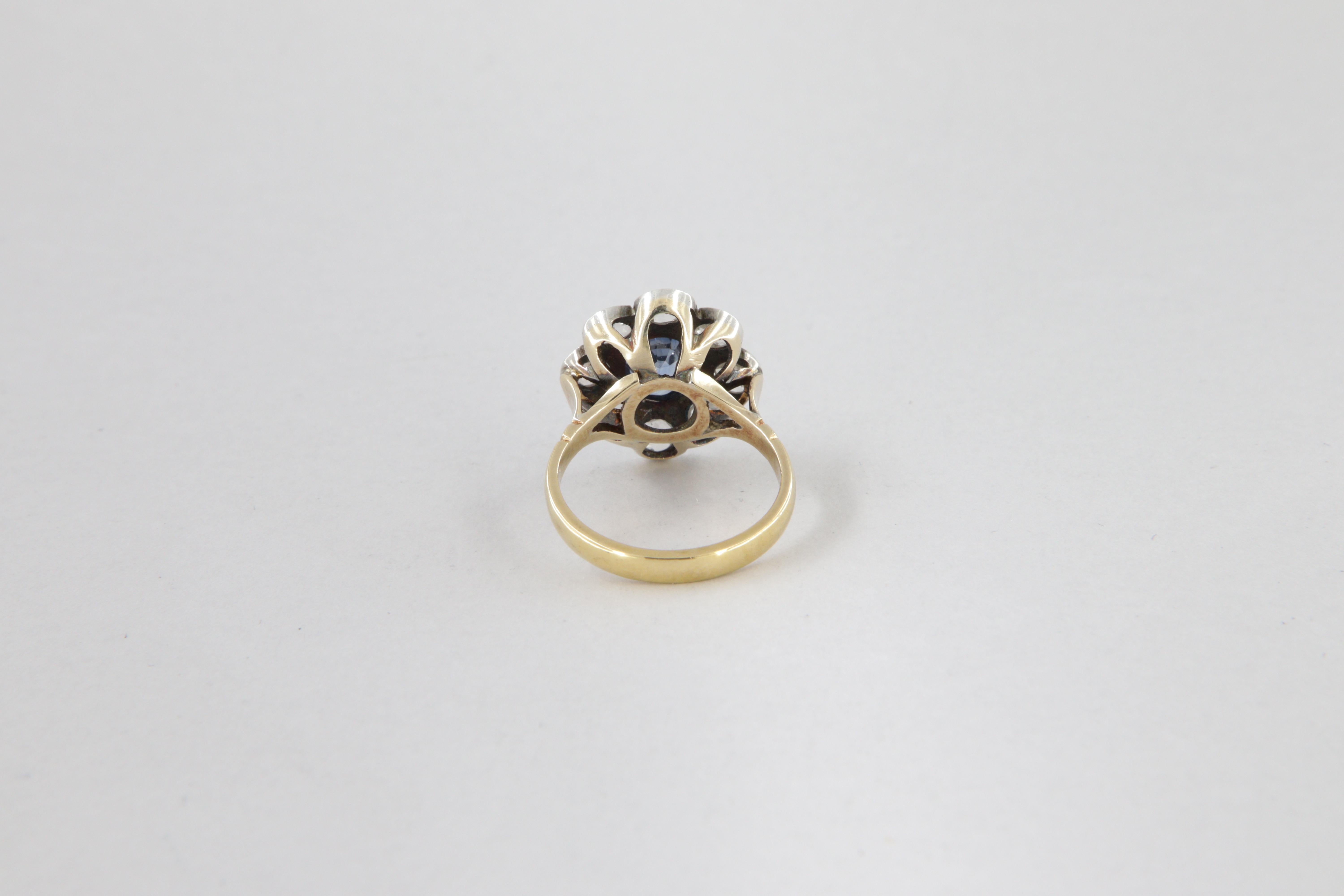 Bague de style antique en or et argent avec diamants et saphir ovale ct. 1.37 en vente 1