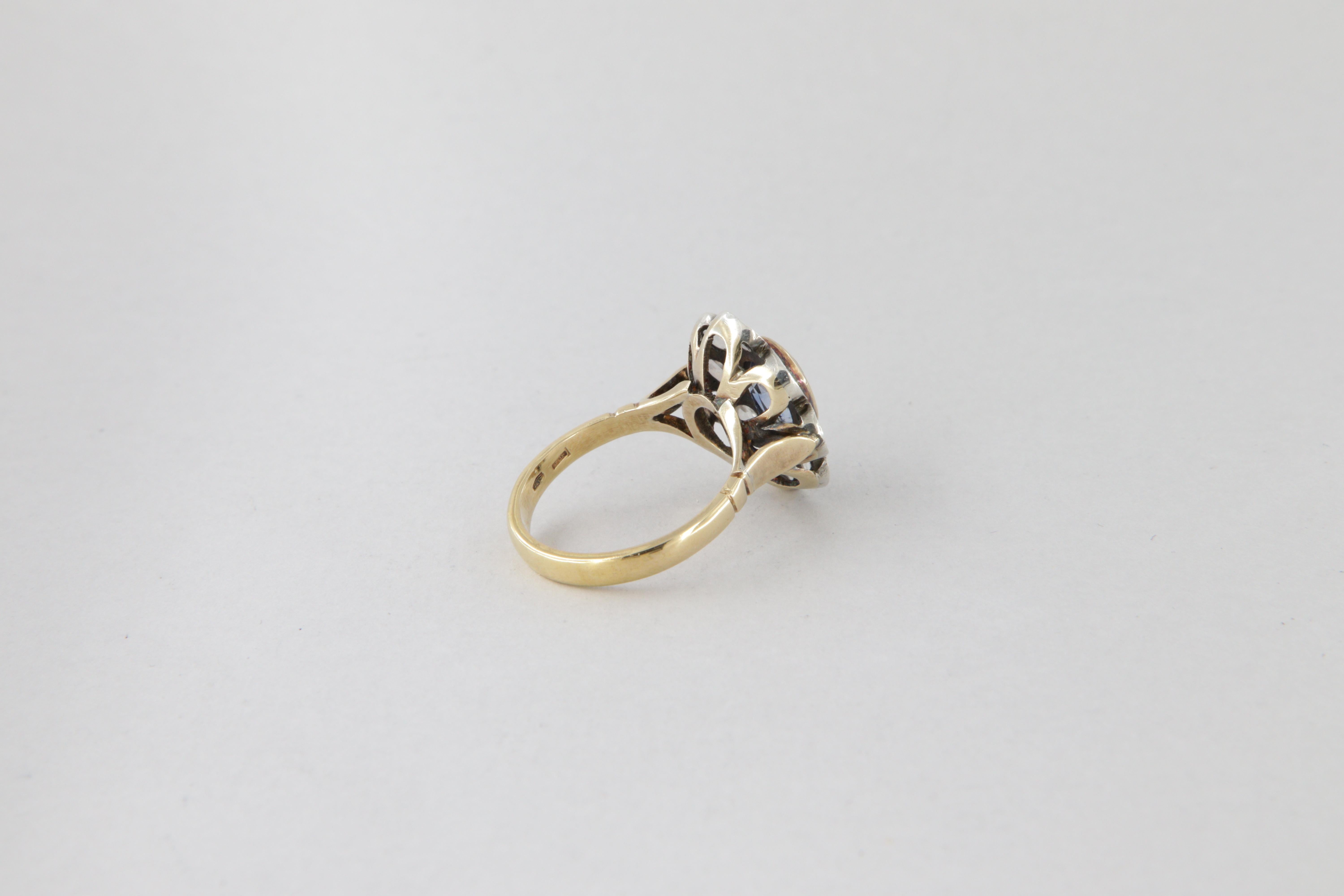 Bague de style antique en or et argent avec diamants et saphir ovale ct. 1.37 en vente 2