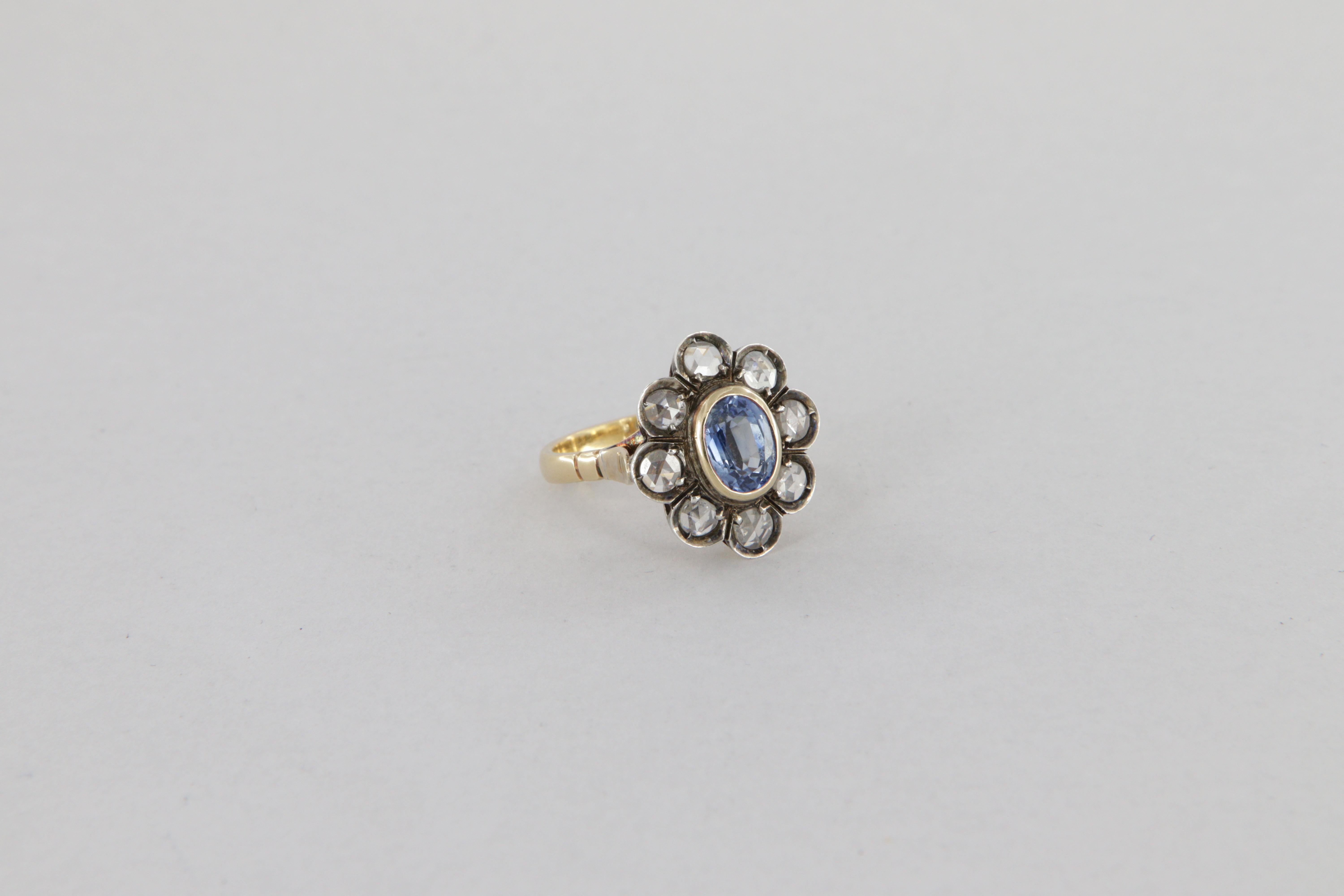 Bague de style antique en or et argent avec diamants et saphir ovale ct. 1.37 en vente 4
