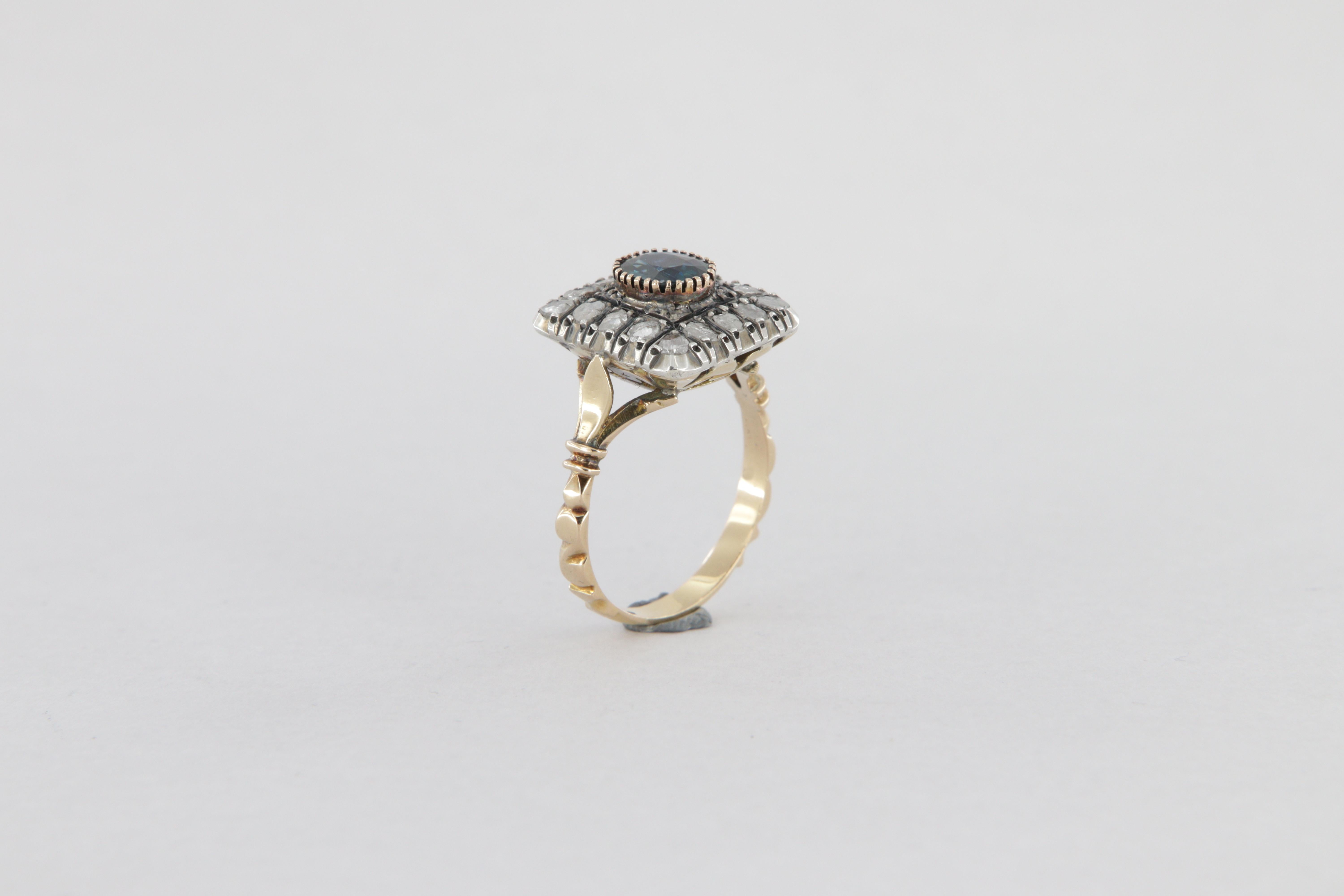 Bague de style antique en or et argent avec diamants et saphir ovale ct. 2.02 en vente 6