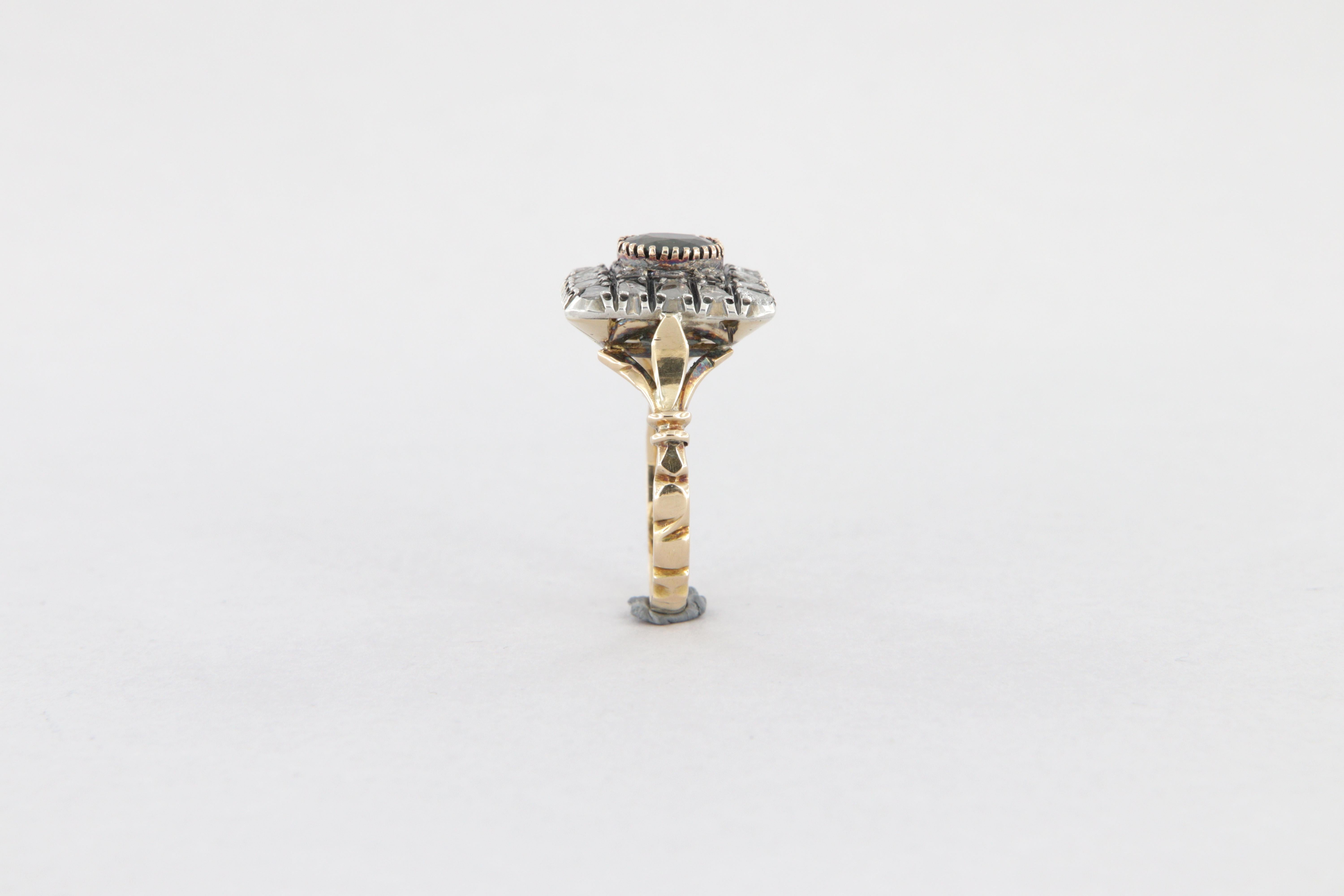 Bague de style antique en or et argent avec diamants et saphir ovale ct. 2.02 en vente 7