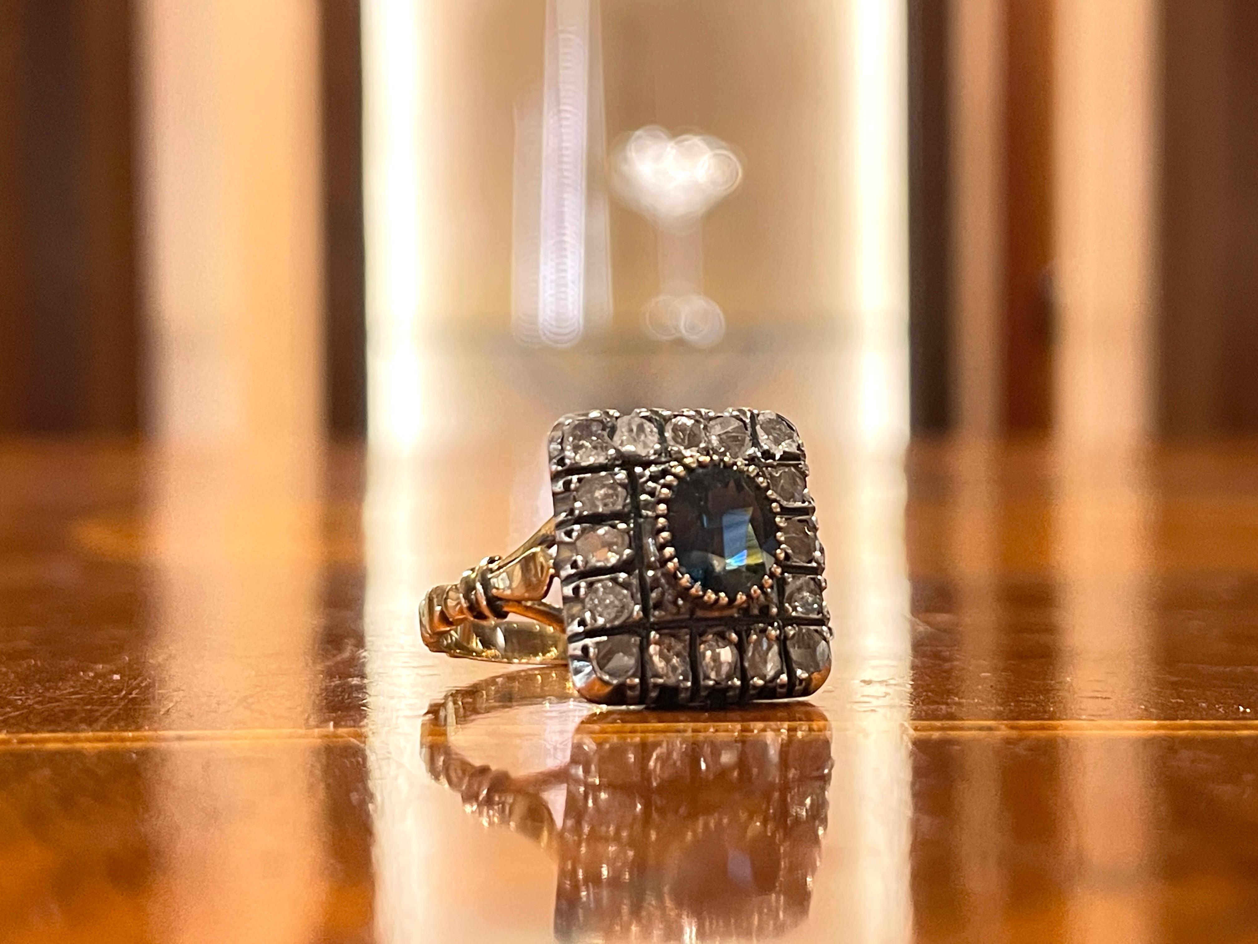 Bague de style antique en or et argent avec diamants et saphir ovale ct. 2.02 en vente 9