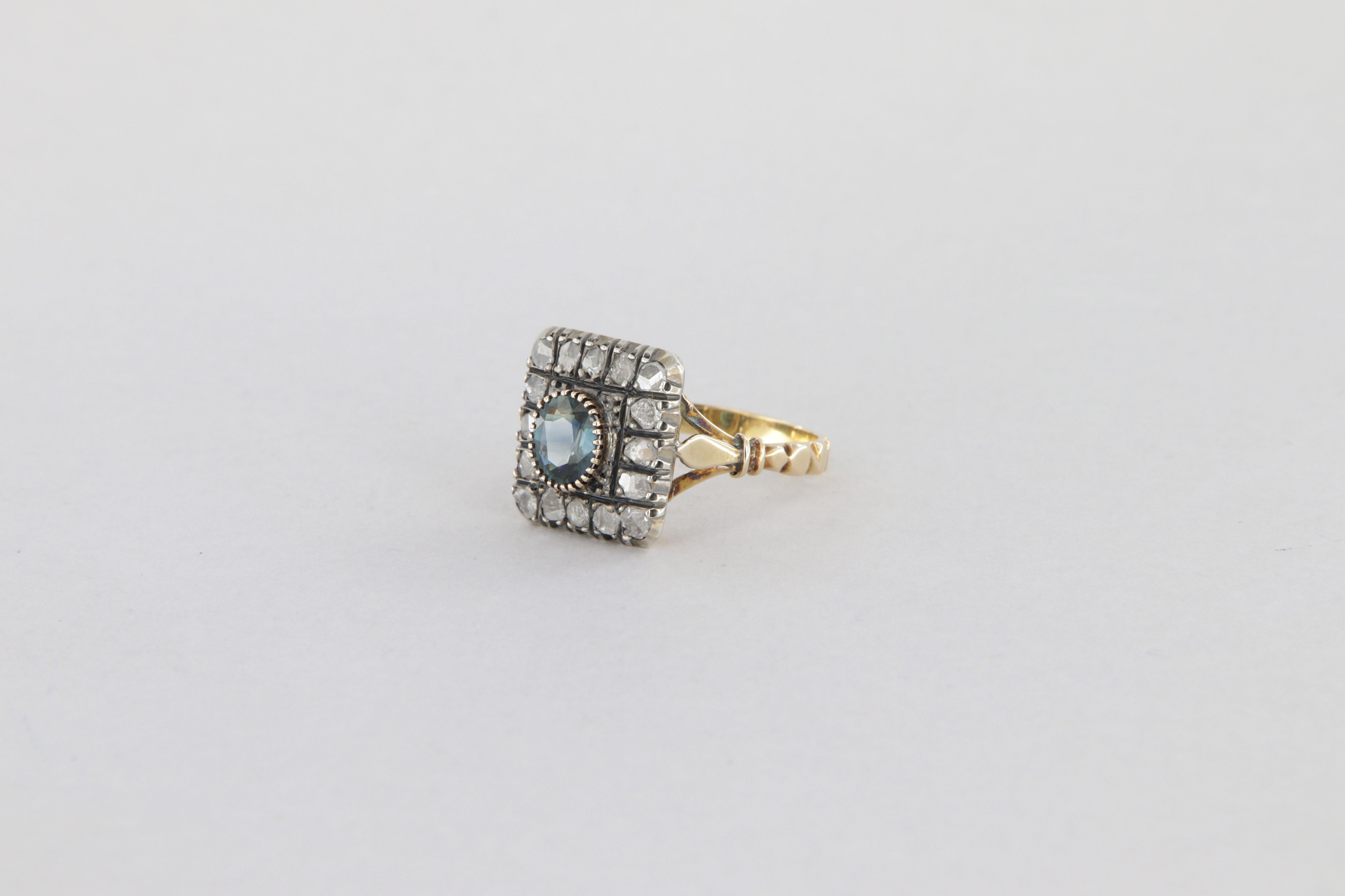 Bague de style antique en or et argent avec diamants taillés en rose ct 0,56 et saphir ovale ct 2,02

Cette bague ancienne est faite d'or 18k et d'argent 925. Au centre se trouve un saphir de taille ovale entouré de 16 diamants de taille rose
La