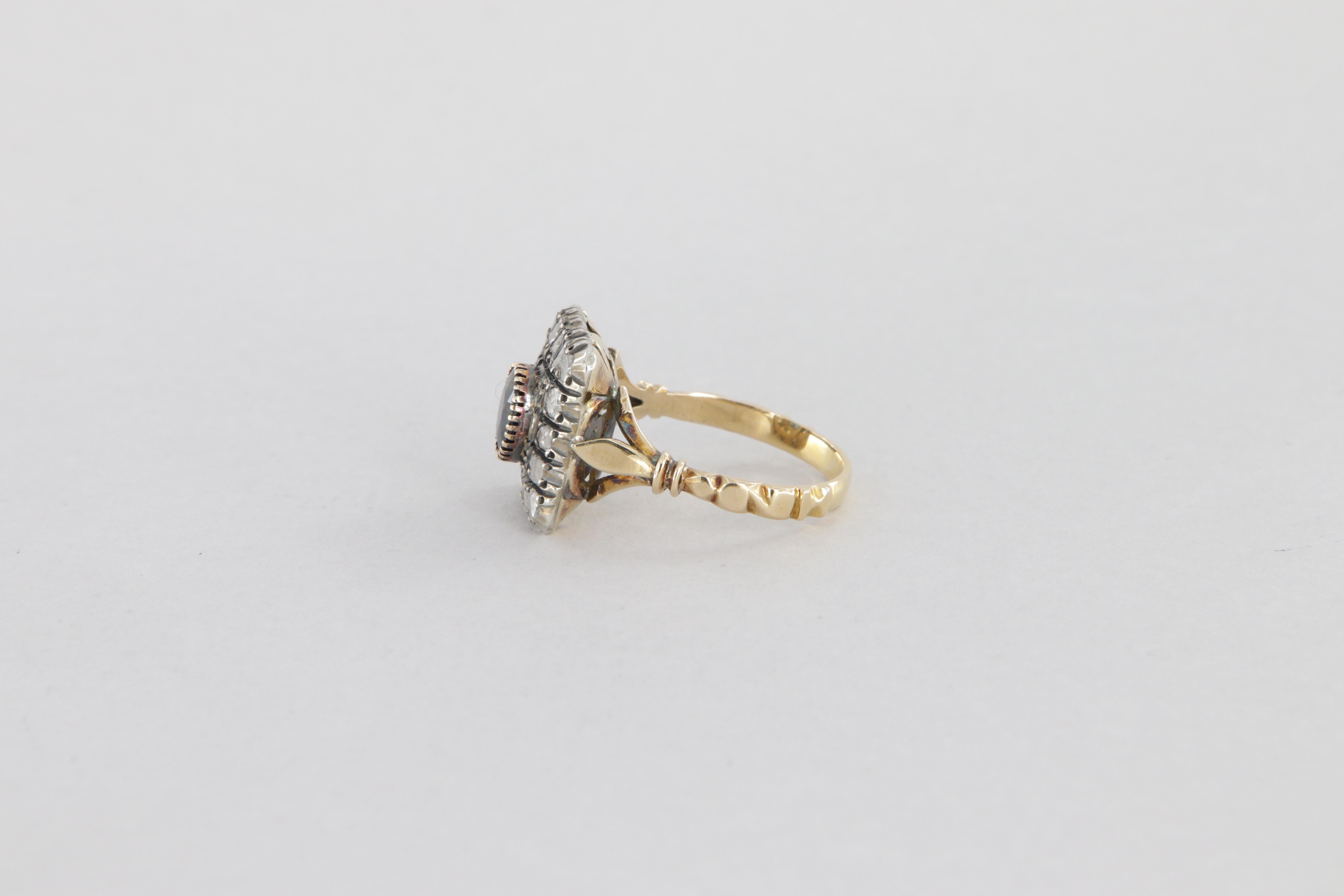 Oval Cut Bague de style antique en or et argent avec diamants et saphir ovale ct. 2.02 en vente