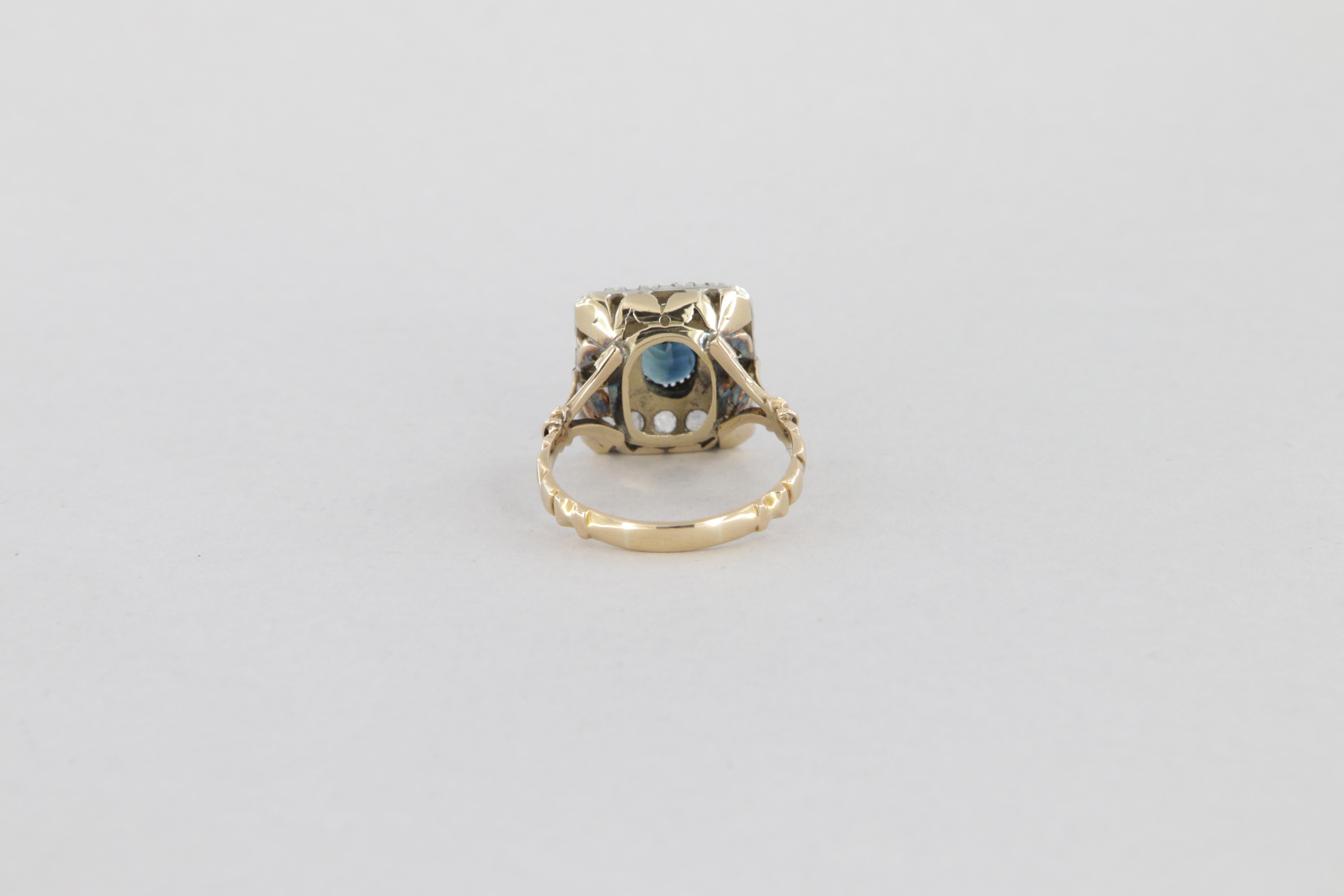 Bague de style antique en or et argent avec diamants et saphir ovale ct. 2.02 en vente 1