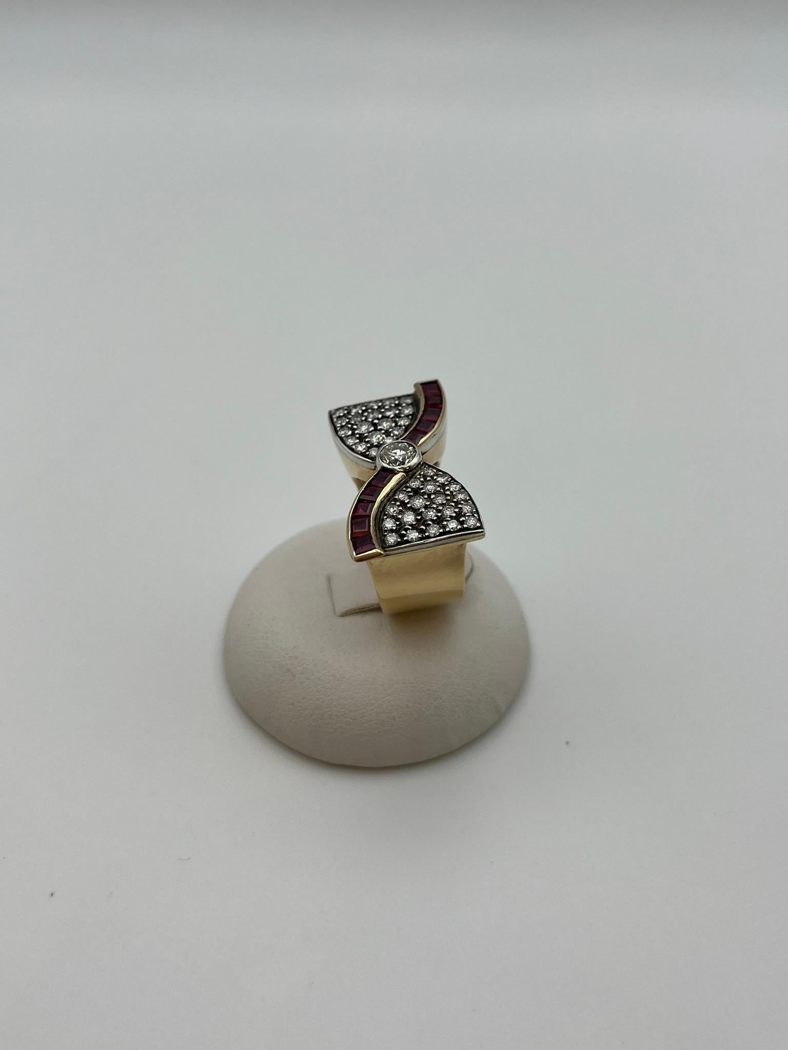 Anello stile retrò in oro ed argento con rubini e diamanti in vendita 3