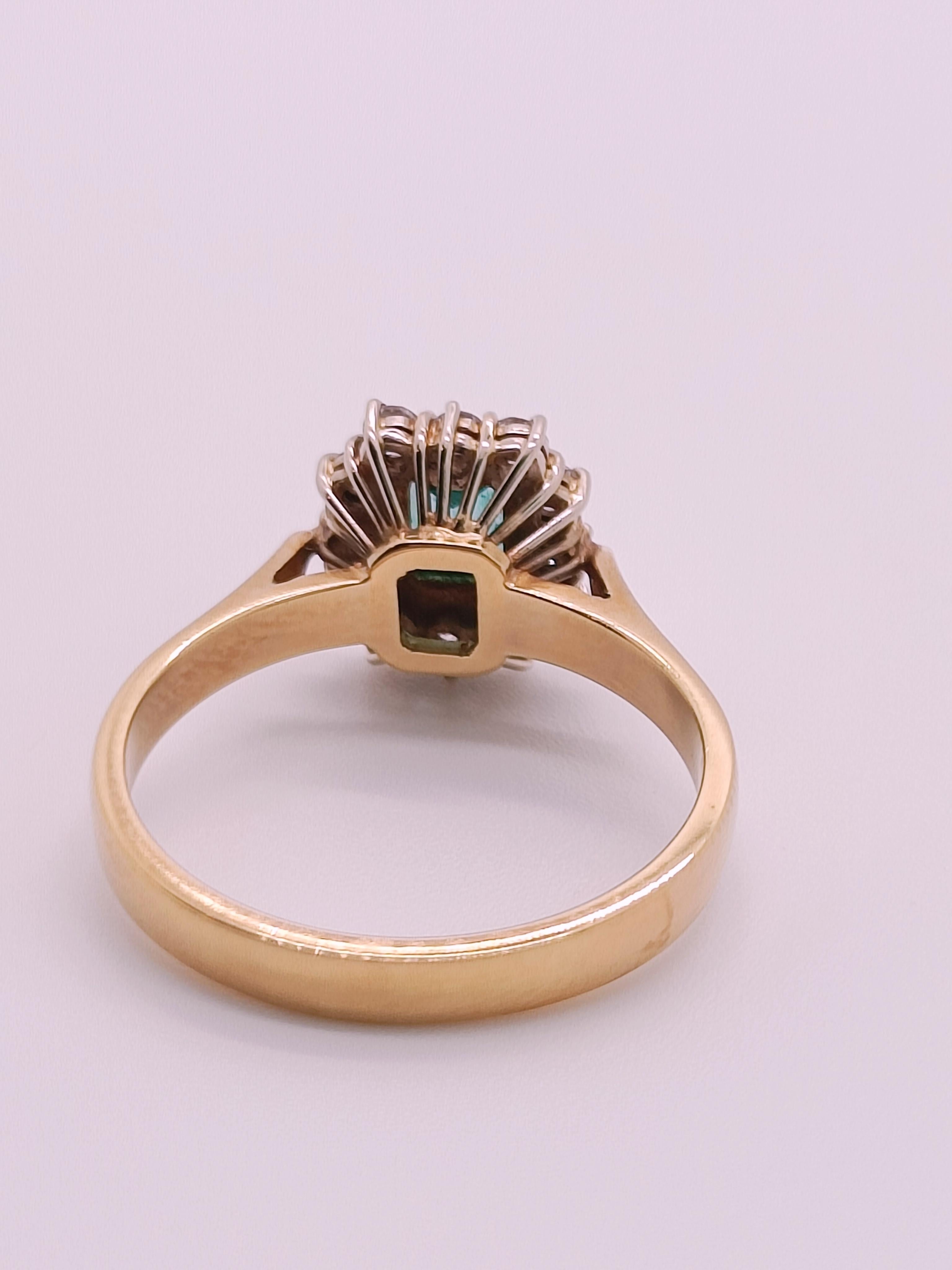 Bague vintage de style rétro avec émeraude rectangulaire et diamants en or jaune 18k Neuf - En vente à Fara Filiorum Petri, IT