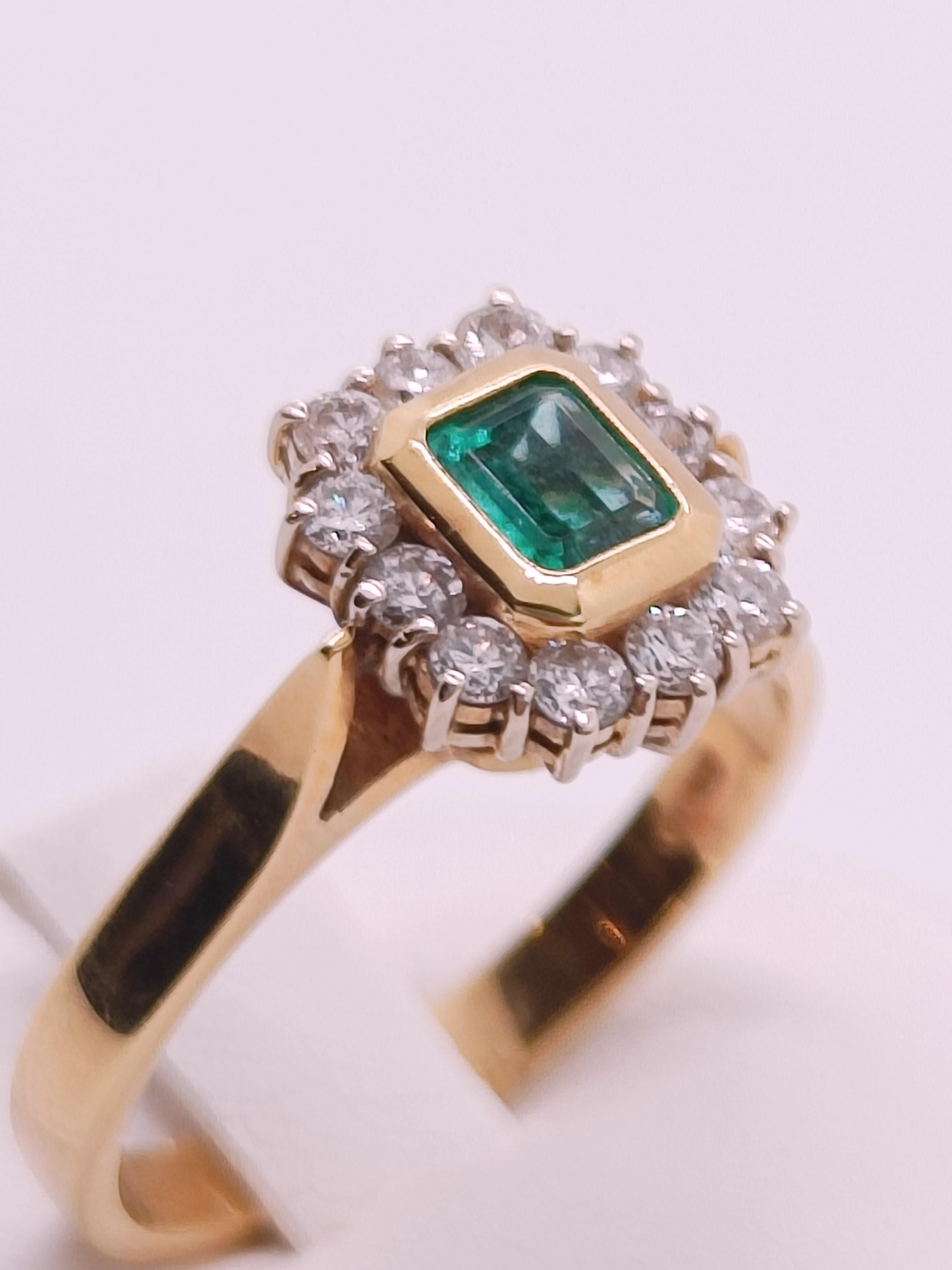 Bague vintage de style rétro avec émeraude rectangulaire et diamants en or jaune 18k Pour femmes en vente