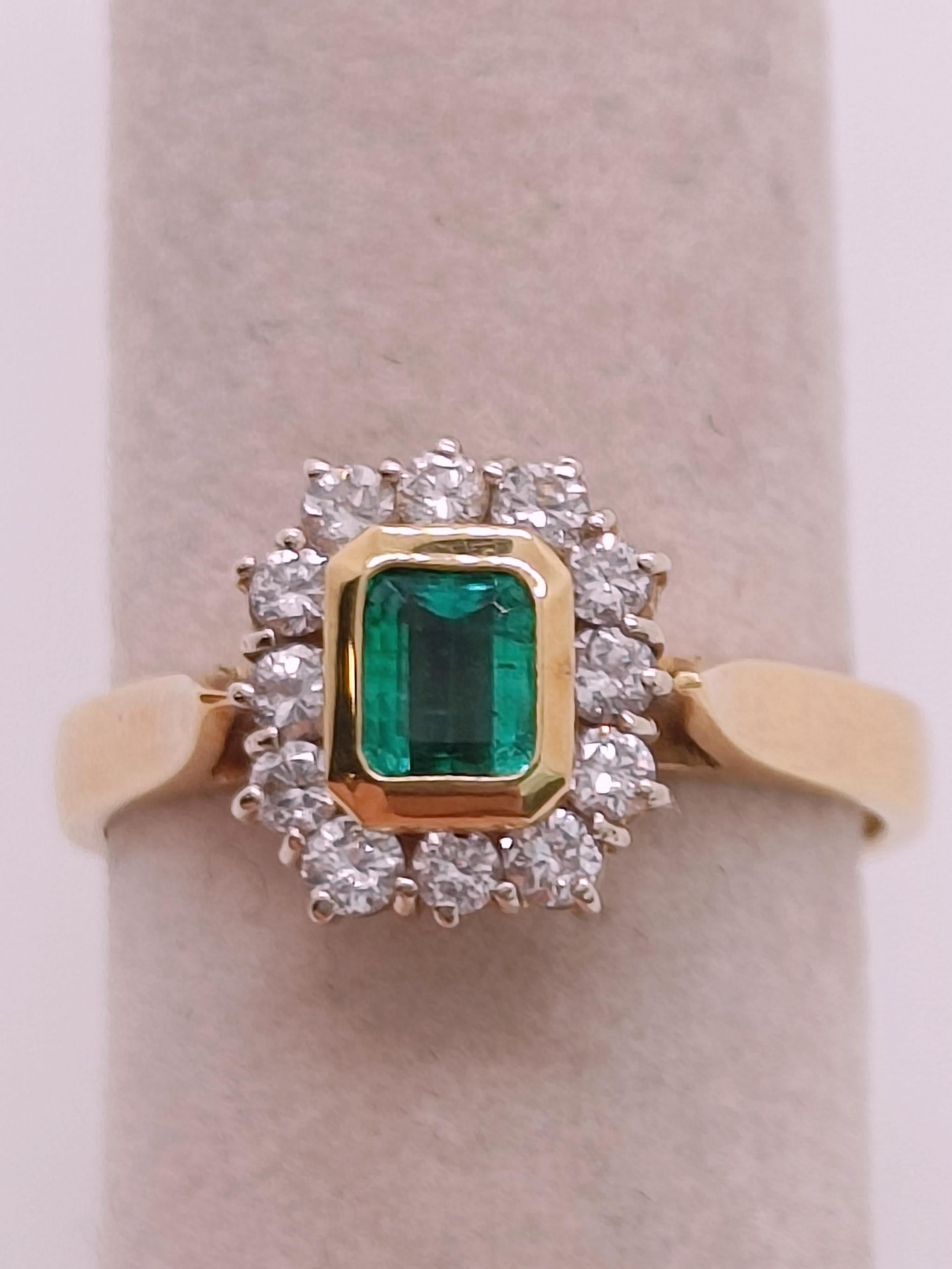 Bague vintage de style rétro avec émeraude rectangulaire et diamants en or jaune 18k en vente 1