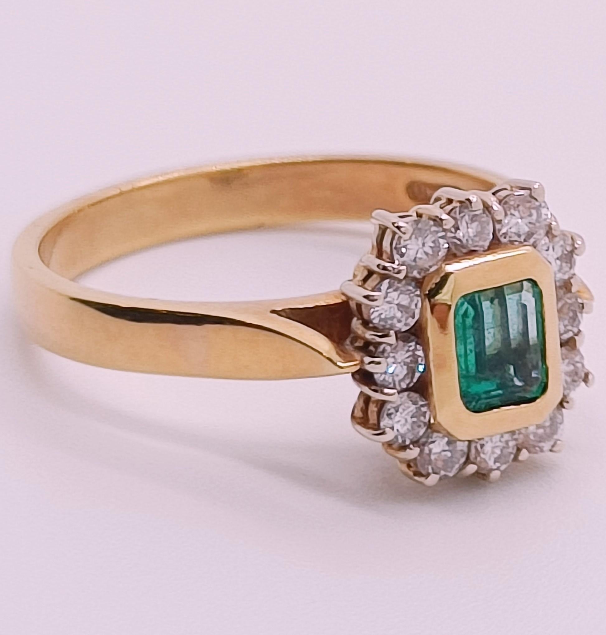 Bague vintage de style rétro avec émeraude rectangulaire et diamants en or jaune 18k en vente 2