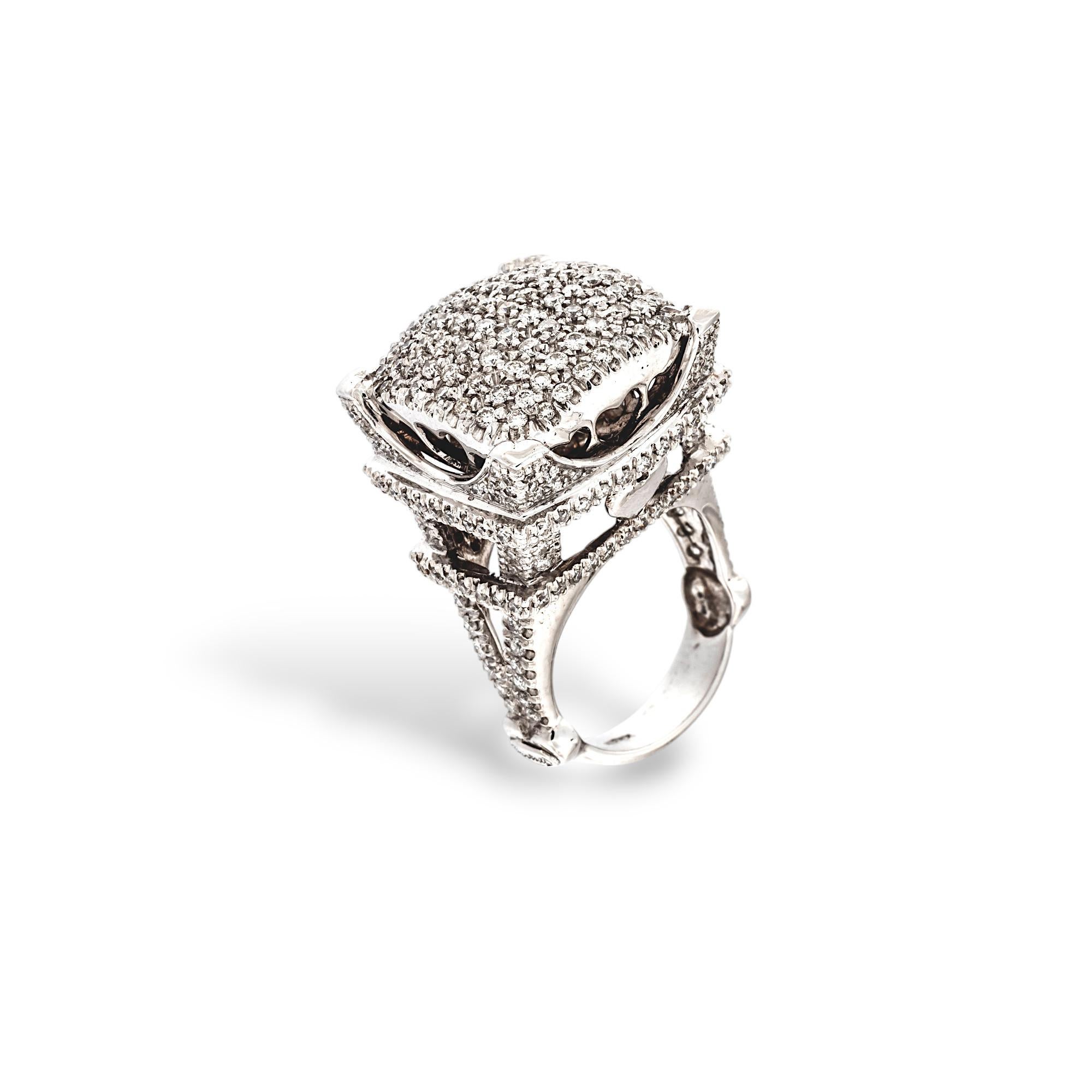 La bague Tour Eiffel, réalisée à la main selon la technique de la cire perdue, est une œuvre d'art en or blanc 18 carats. Ce bijou capture l'élégance et le charme iconique de la Tour Eiffel, symbole de Paris, en la transformant en un accessoire de