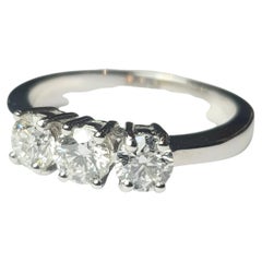 Bague trilogie en or blanc 18 carats fabriquée en Italie avec des diamants totalisant 0,90 ct