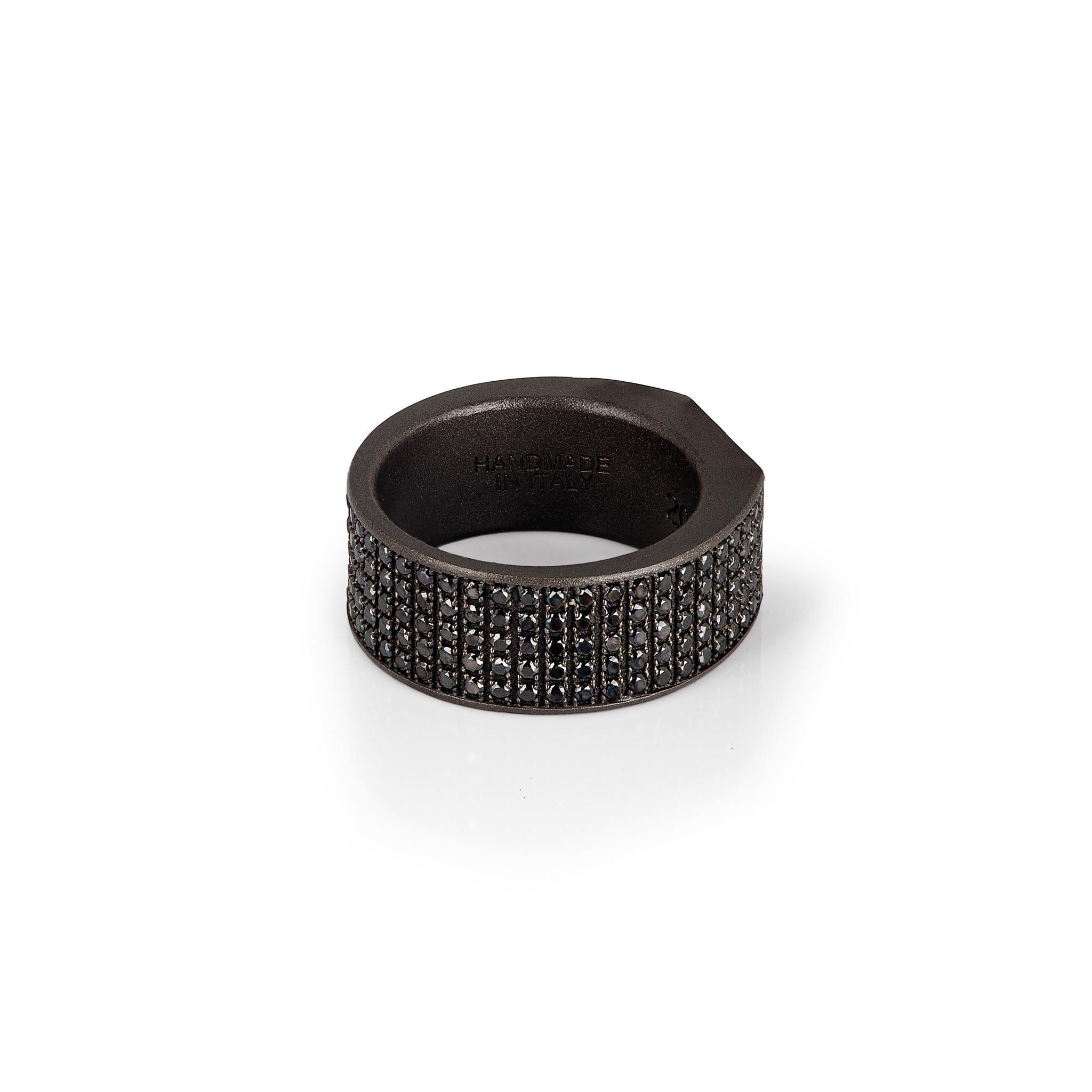 in vendita:  Anello uomo MANO J in titanio e diamanti black 2.25 carati misura 64 mm 2