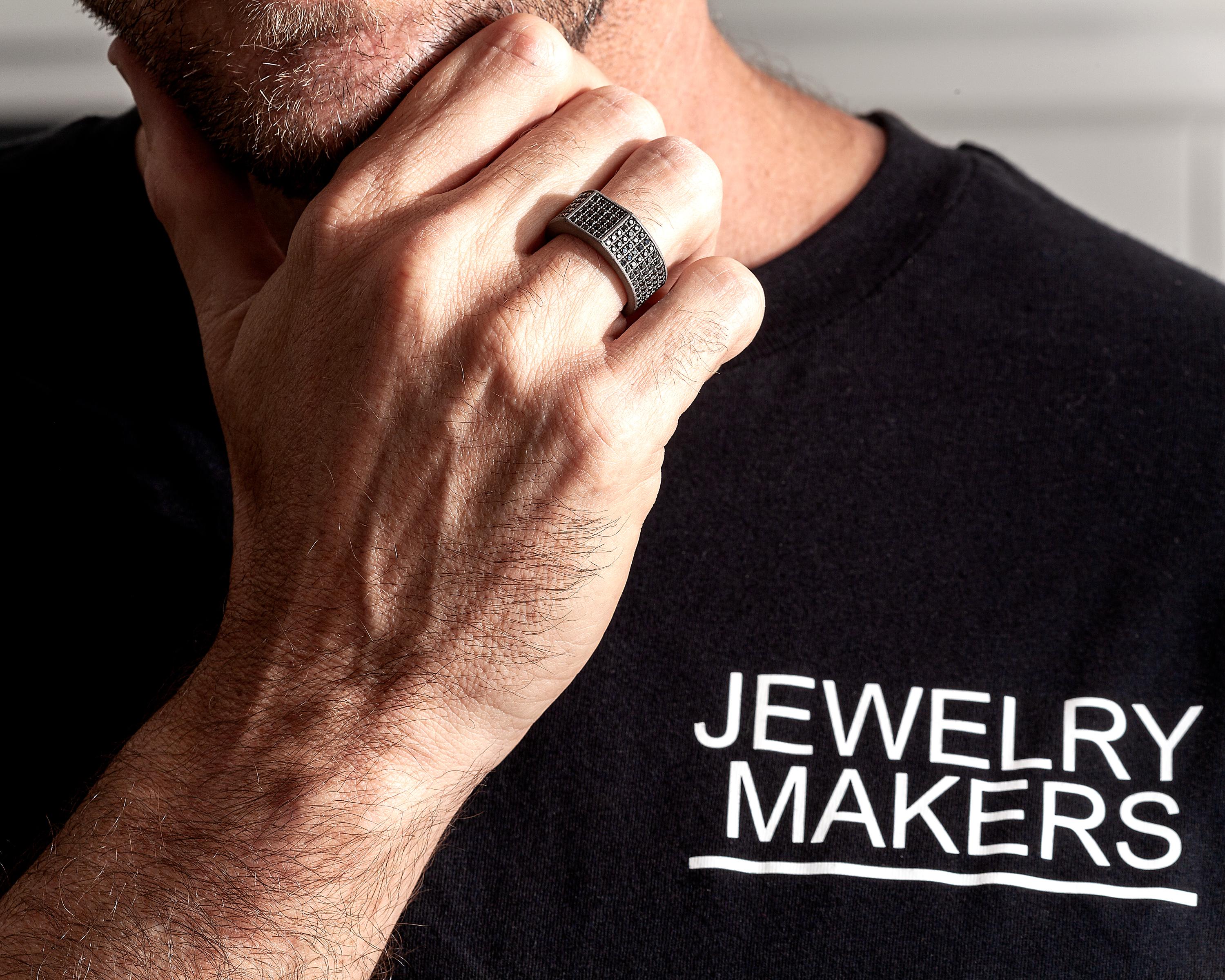 in vendita:  Anello uomo MANO J in titanio e diamanti black 2.25 carati misura 64 mm 3