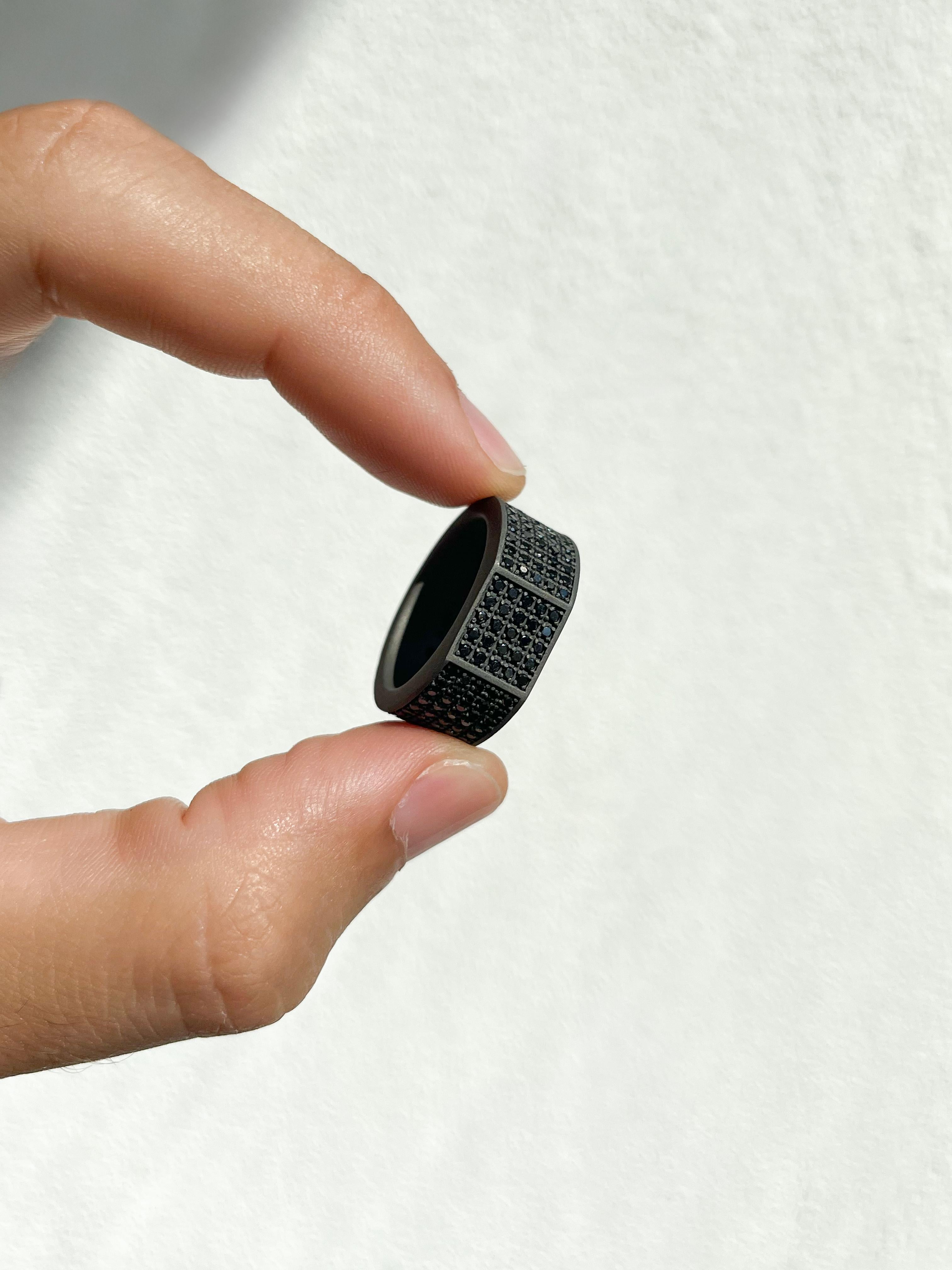 in vendita:  Anello uomo MANO J in titanio e diamanti black 2.25 carati misura 64 mm 4