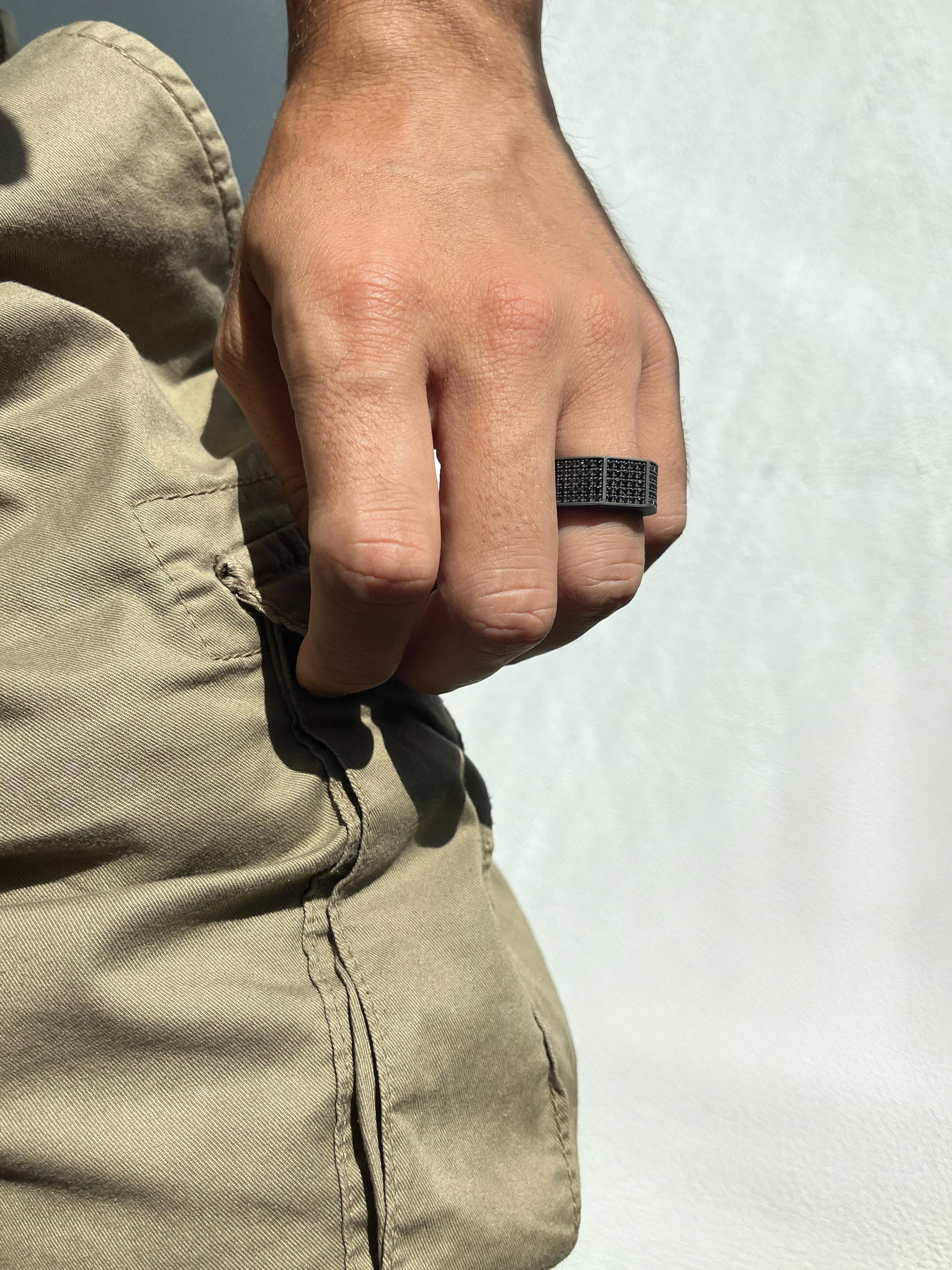 in vendita:  Anello uomo MANO J in titanio e diamanti black 2.25 carati misura 64 mm 6
