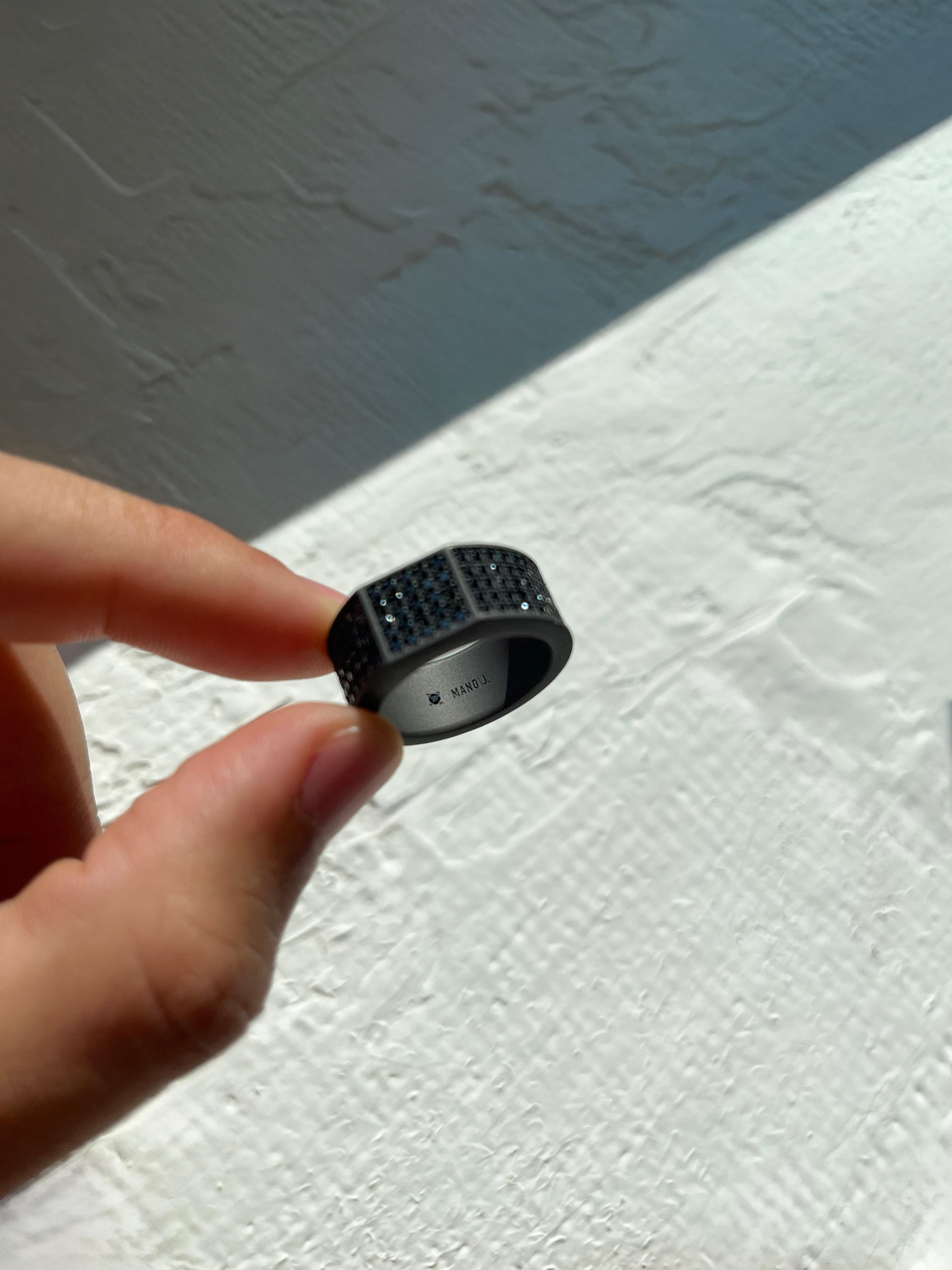 in vendita:  Anello uomo MANO J in titanio e diamanti black 2.25 carati misura 64 mm 9