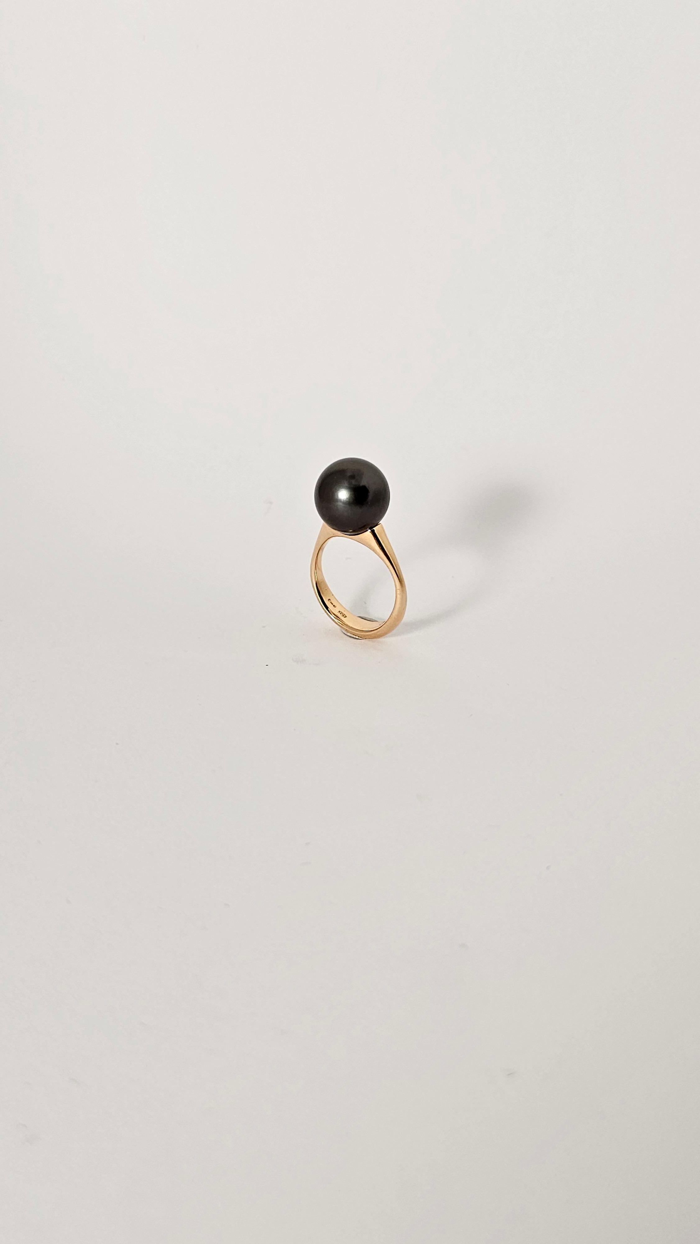 An elegant ring with an understated and contemporary style with 18kt rose gold setting and Tahitian Pearl made by the company UTOPIA, which has the highest level of experience in creating jewelry with Pearls.
The uniqueness of this jewel lies in the