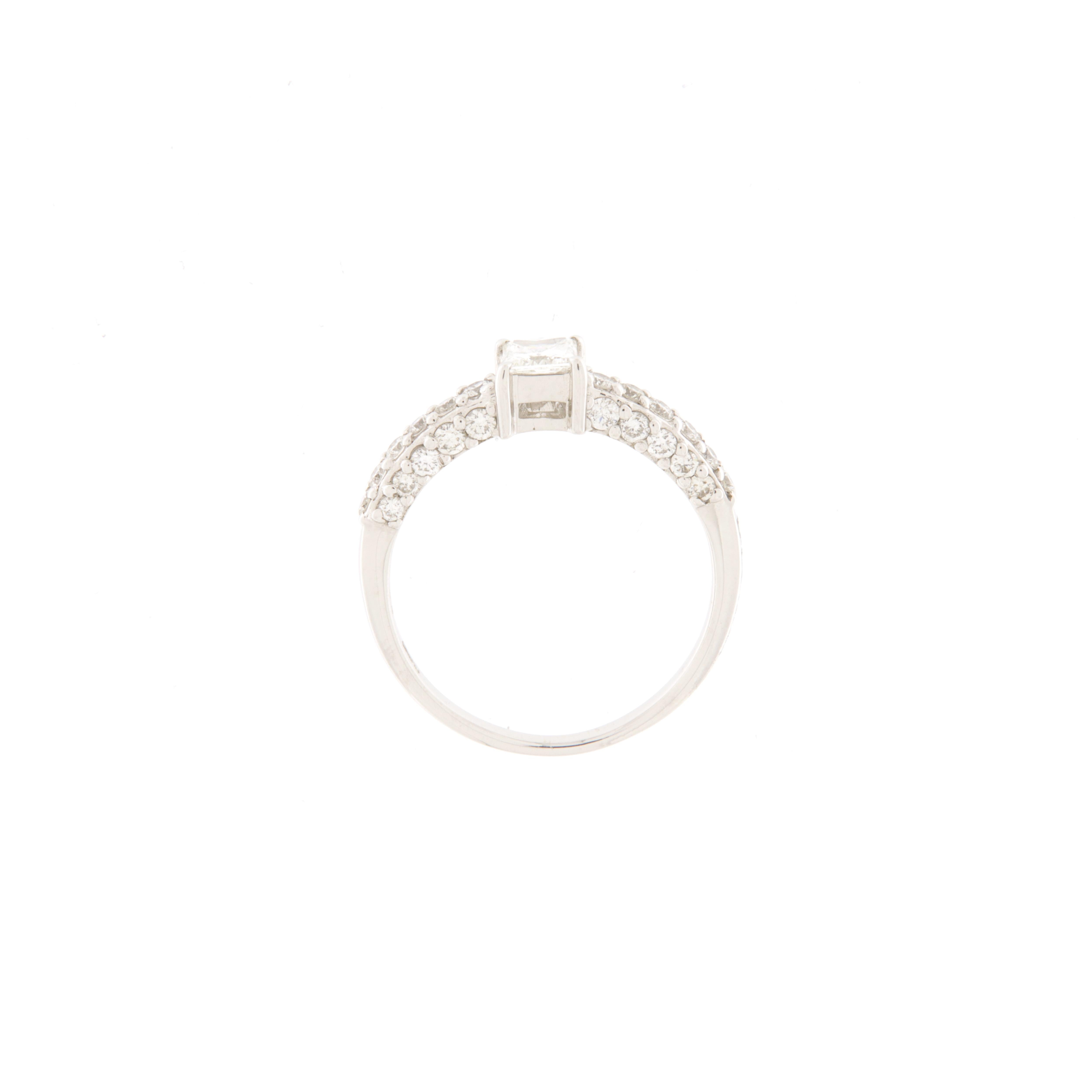 Ring aus Weißgold im Veretta-Schliff mit einem Diamanten im Princess-Schliff (ct.0.63) und seitlichen Brillanten (ct.0.42).