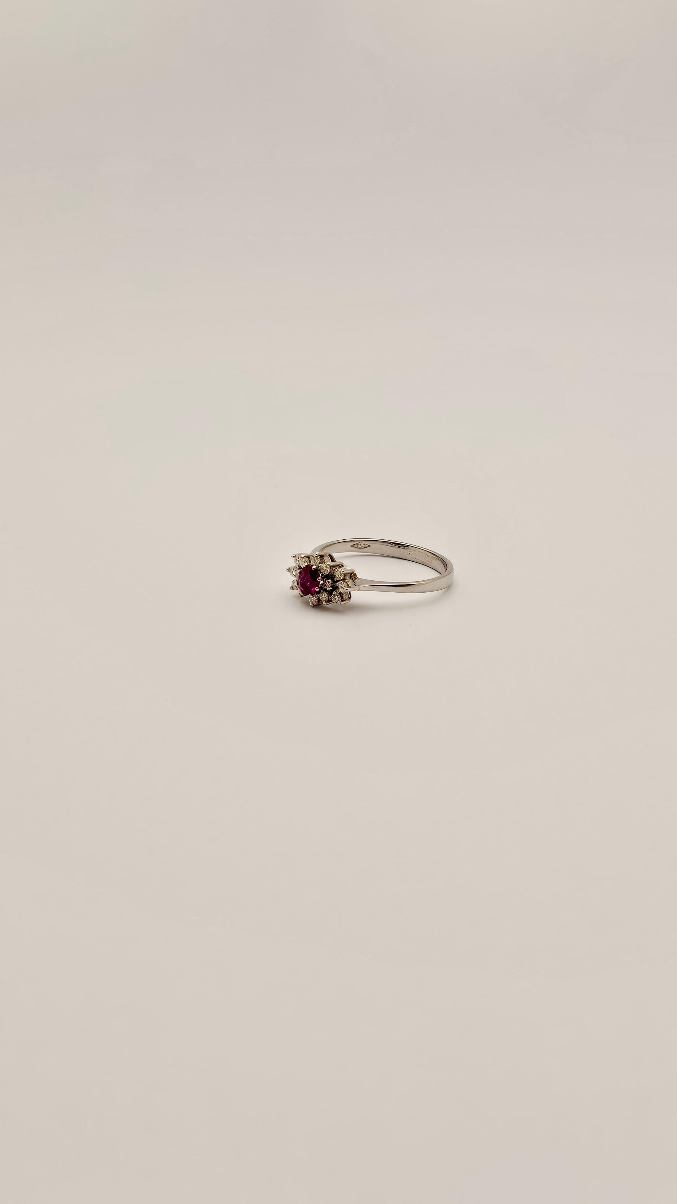 Un raffinato anello di epoca 1960 realizzato in oro bianco 18 Kt e impreziosito da un motivo centrale in Diamanti di taglio antico e Rubino di colore rosso vivido e intenso e di taglio rotondo.
Questo anello è stato realizzato a mano da artigiani