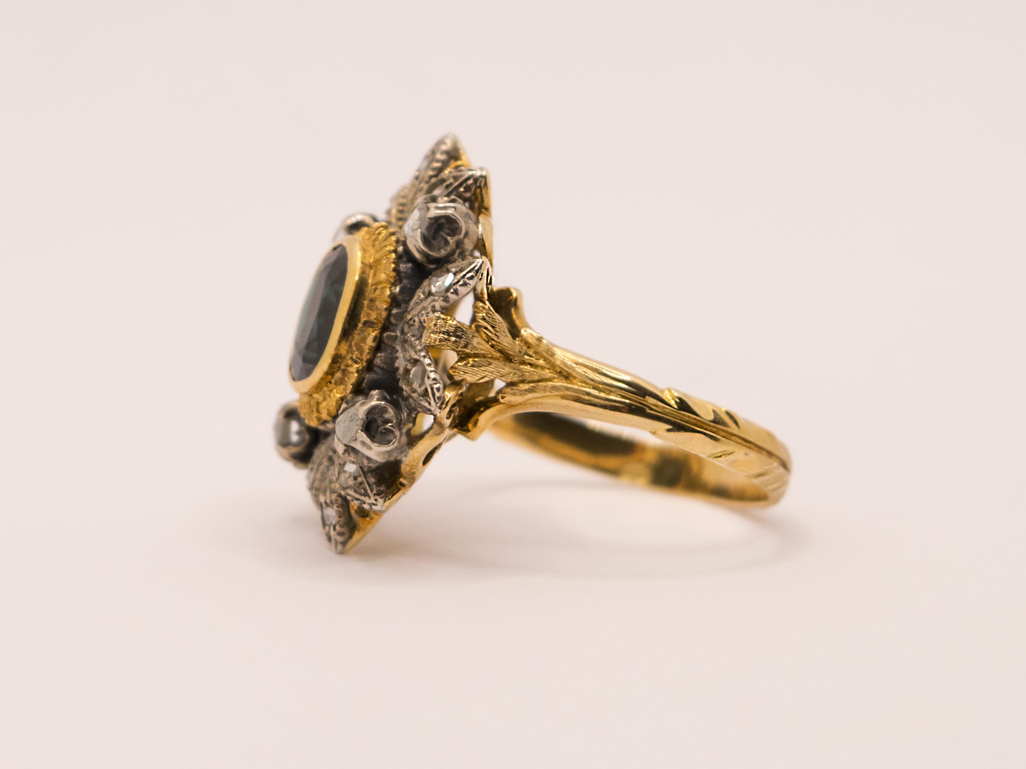 Ein wunderschöner Ring aus 18-karätigem Gold und Silber.
Dieser Ring ist ein Original aus den 1940er/50er Jahren.
Er wird in Italien handgefertigt und ist mit einem dunkelblauen Saphir im Ovalschliff und Diamanten im Antikschliff verziert.
Die