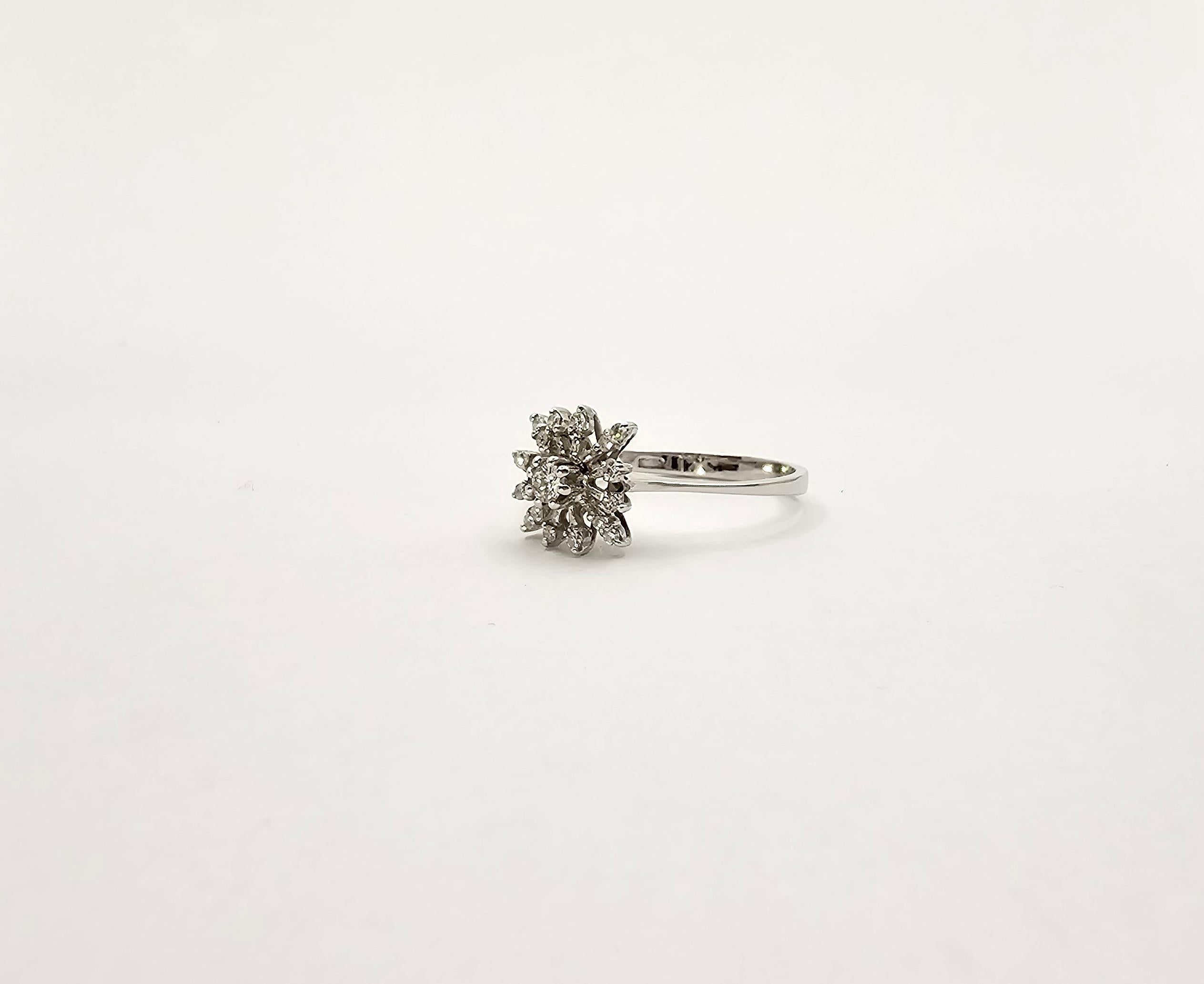 Un anello vintage di epoca 1950/1960 circa in oro bianco 18 Kt dal peso di 2,30 grammi.
Questo anello è composto da una parte centrale a forma quadrata. Un Diamante taglio brillante al centro del peso 0.15 carati incorniciato da 16 Diamanti di