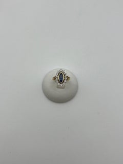 Handcrafted vintage ring with blue sapphire and diamonds in 18 kt yellow gold.