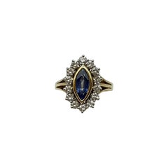 Bague vintage faite à la main avec saphir bleu et diamants en or jaune 18 carats.