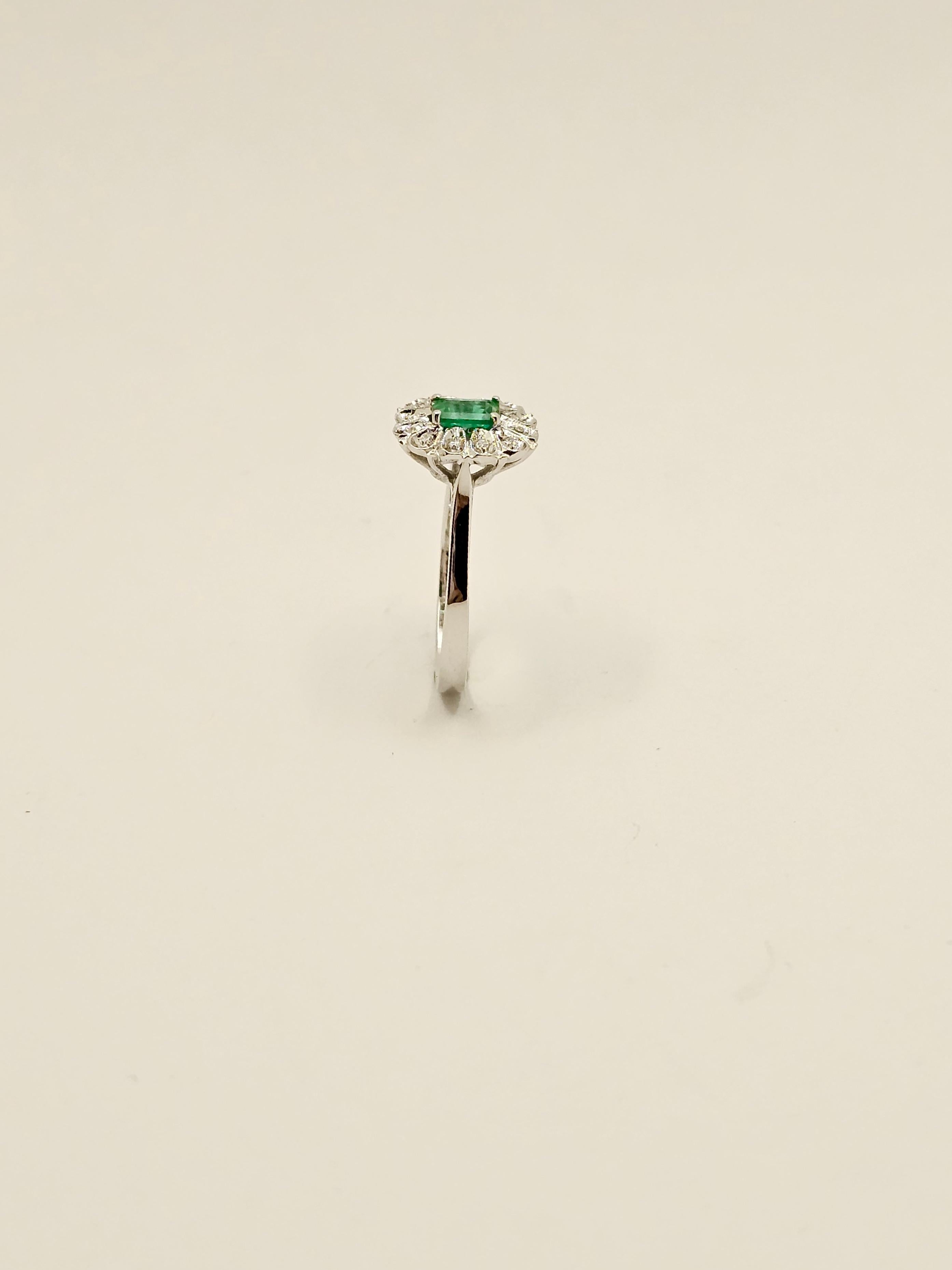 Vintage Ring with Colombian Emerald and Diamonds in 18KT White Gold In New Condition For Sale In Cattolica, IT